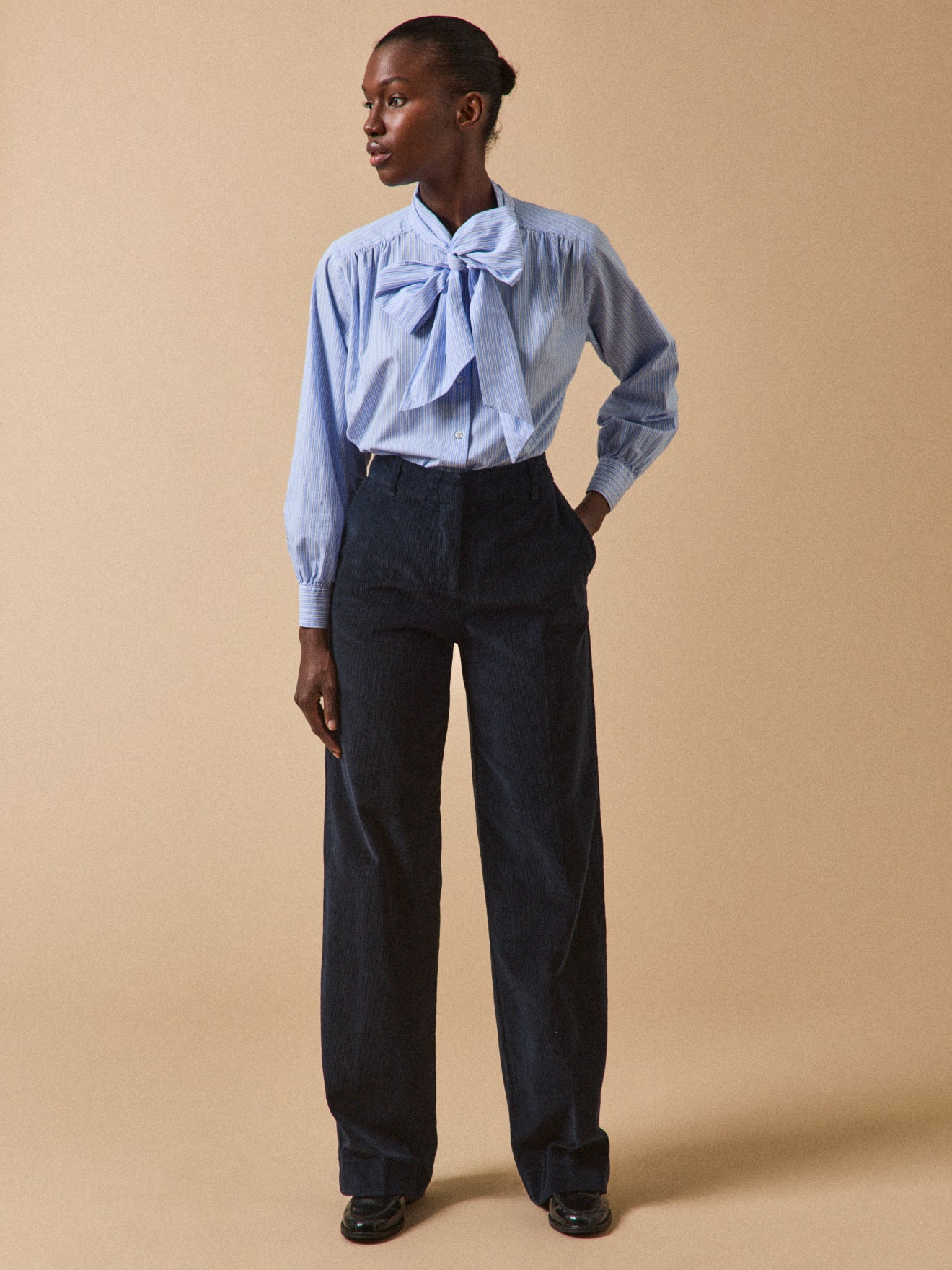 Damenhose Juliette mit weitem Bein aus Velours