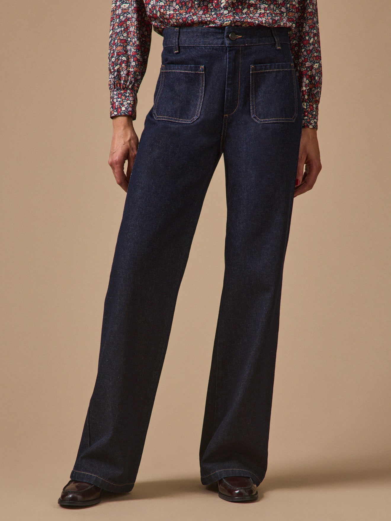 Damenjeans Suzanne mit ausgestelltem Bein aus Bio-Baumwolle