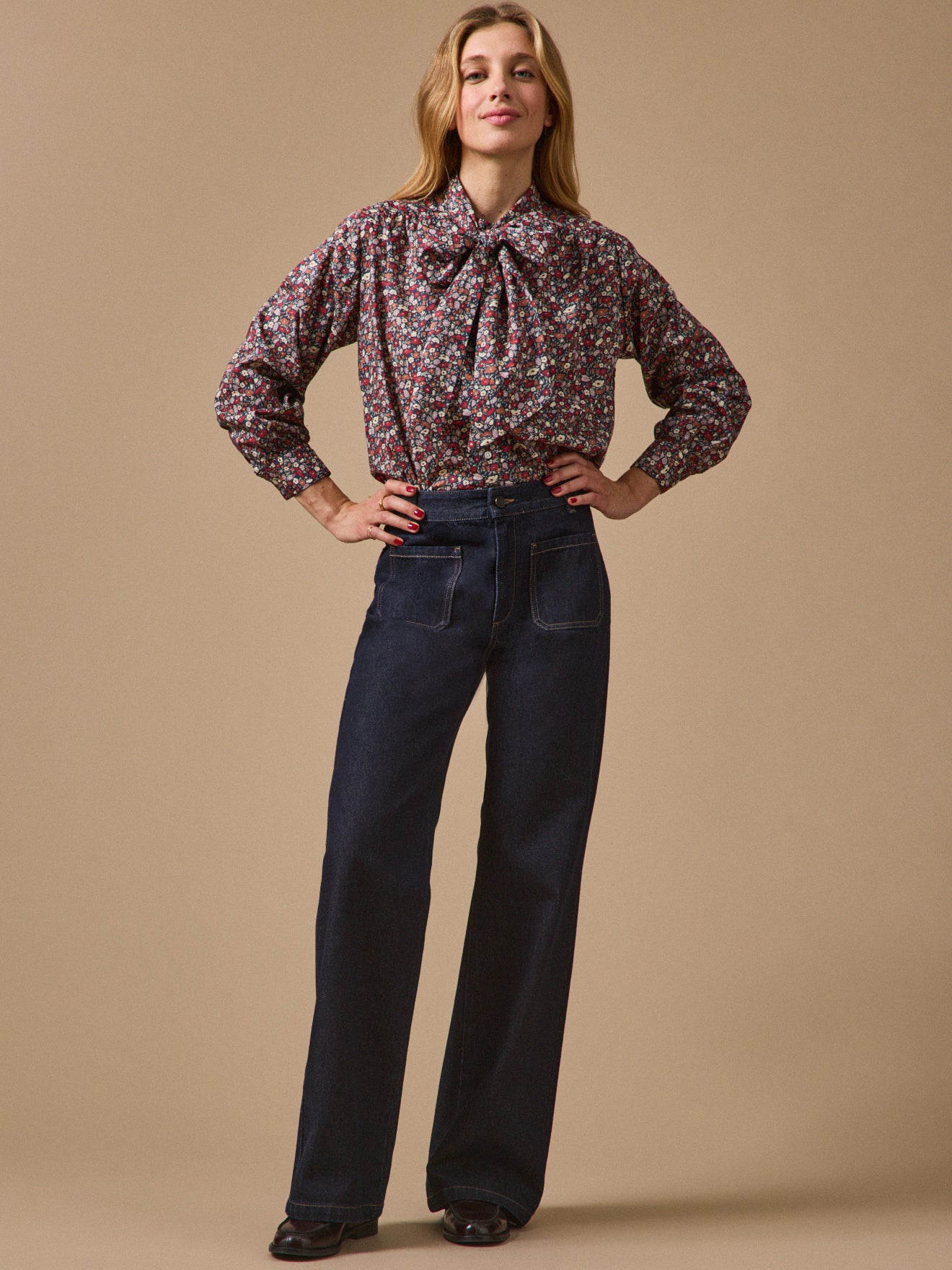 Damenjeans Suzanne mit ausgestelltem Bein aus Bio-Baumwolle