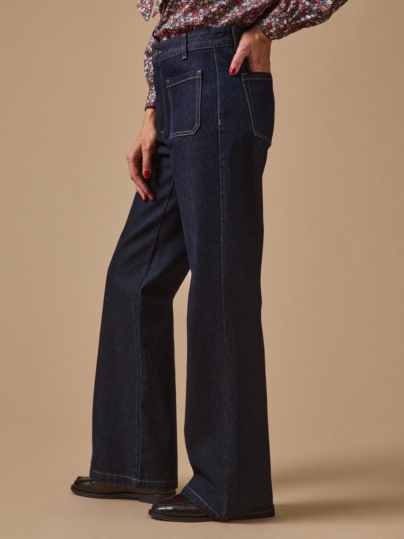 Damenjeans Suzanne mit ausgestelltem Bein aus Bio-Baumwolle