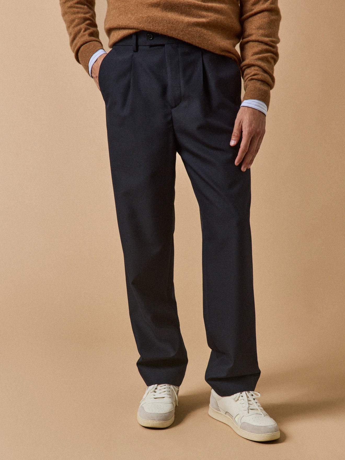 Einfarbige Herrenhose aus Wolltuch mit Abnäher