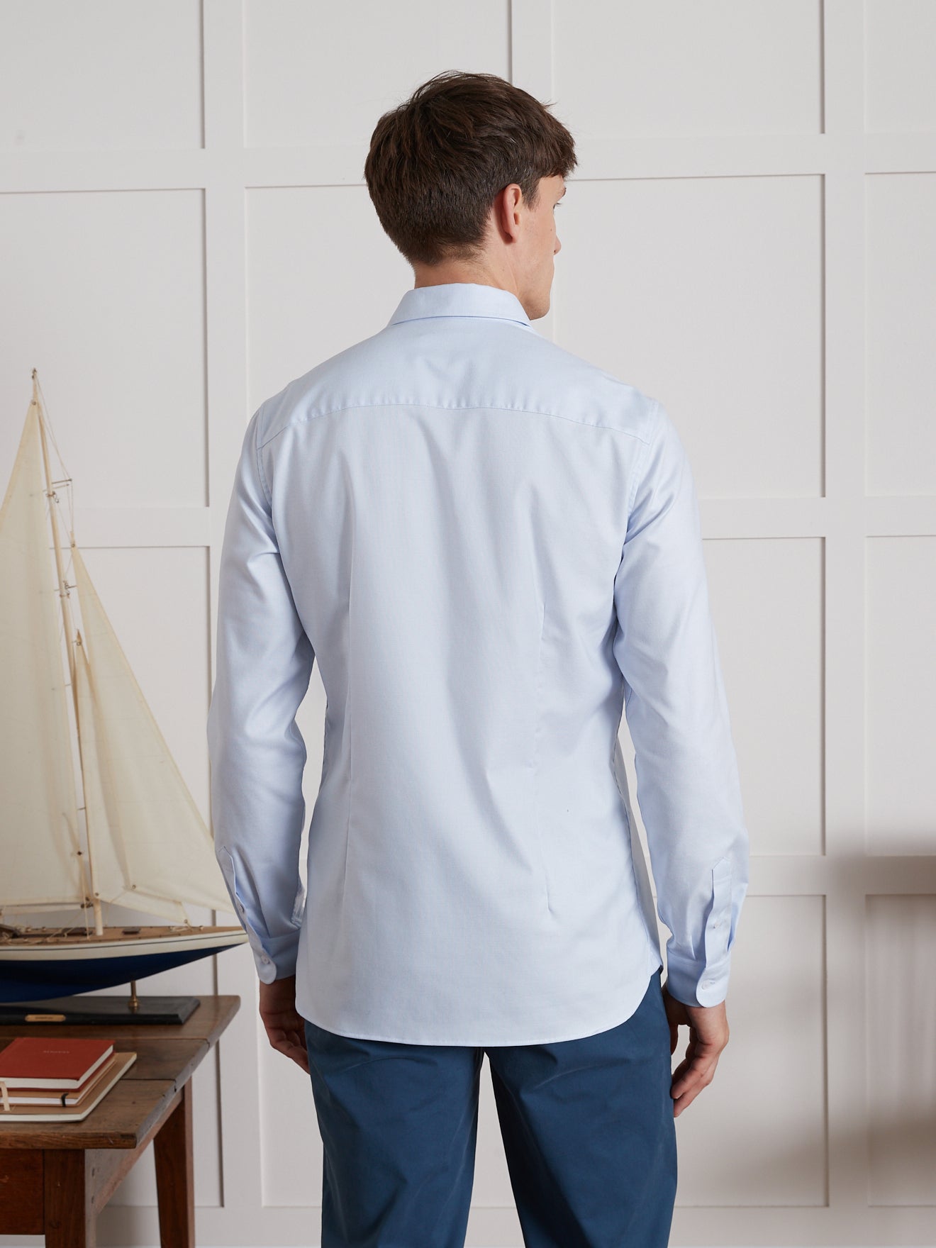 Einfarbiges Slim Fit Herrenhemd aus Pinpoint-Stoff