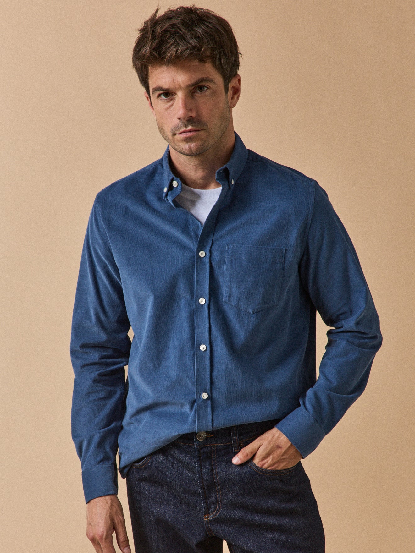 Herrenhemd aus Velours in modischem Schnitt