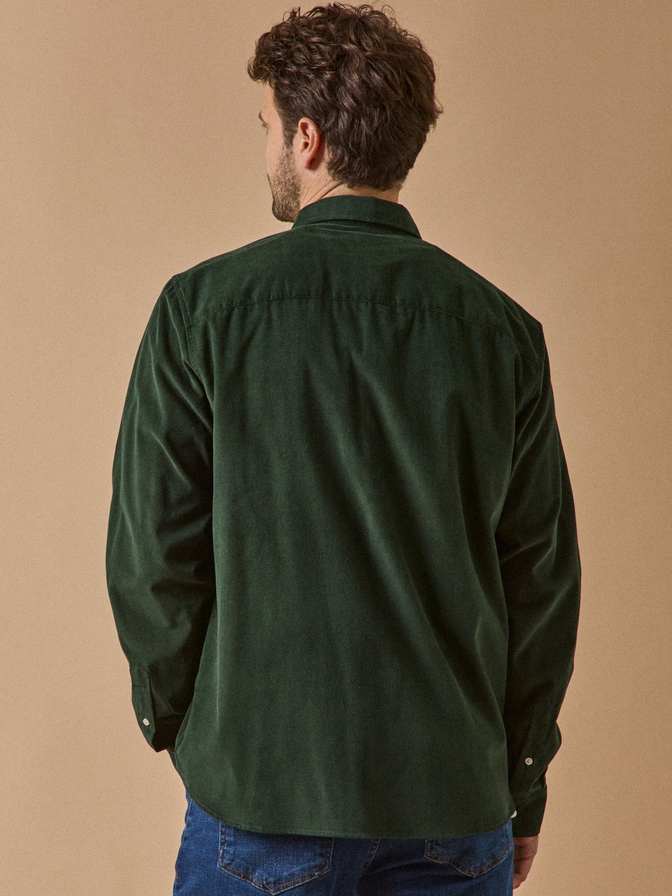 Herrenhemd aus Velours in modischem Schnitt