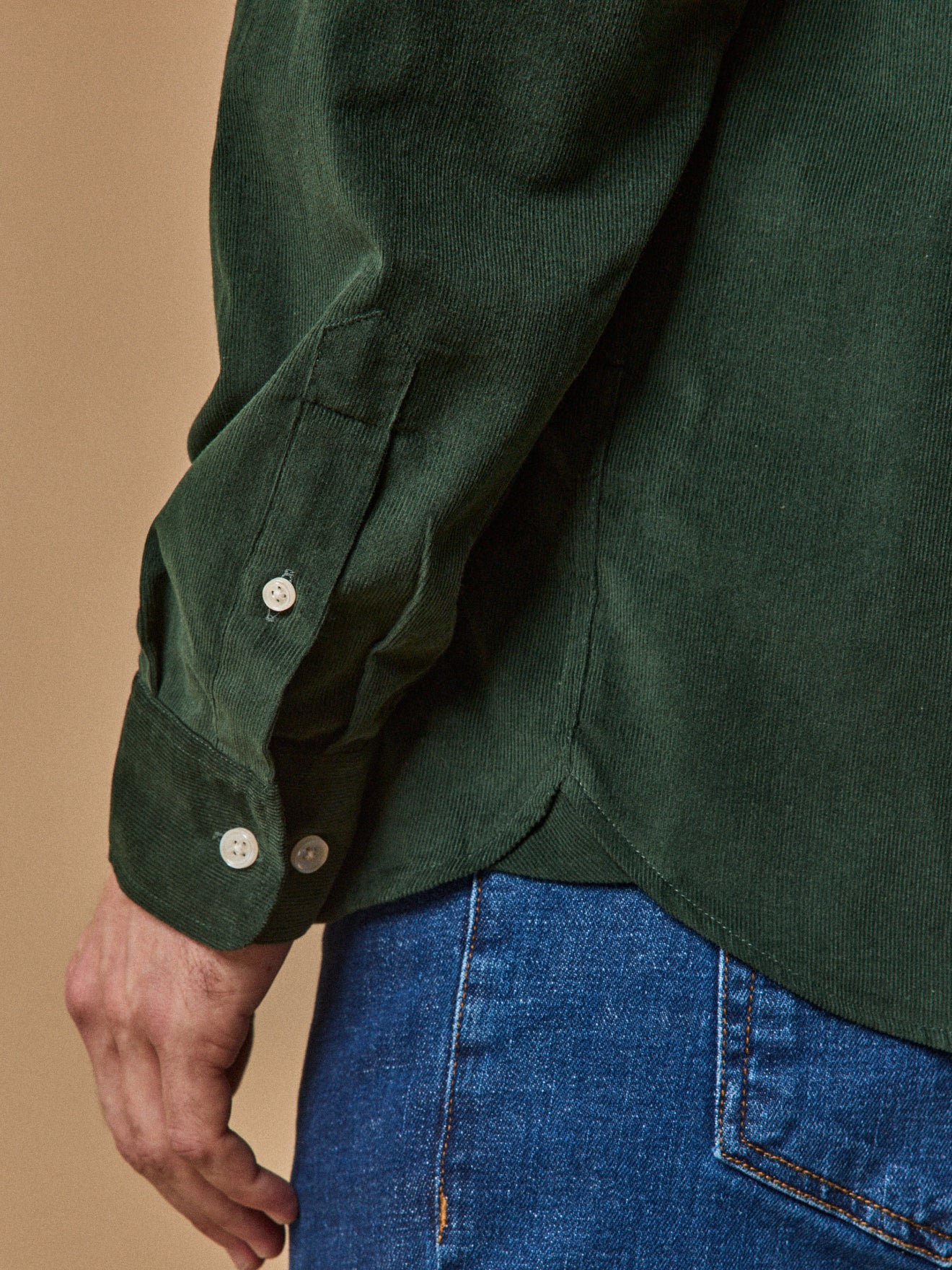 Herrenhemd aus Velours in modischem Schnitt