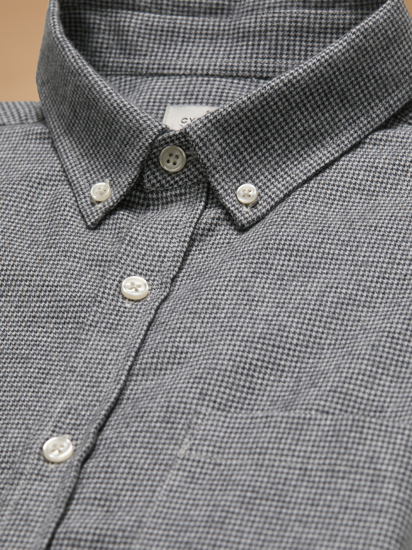 Herrenhemd aus Flanell in modischem Schnitt mit Hahnentrittmuster