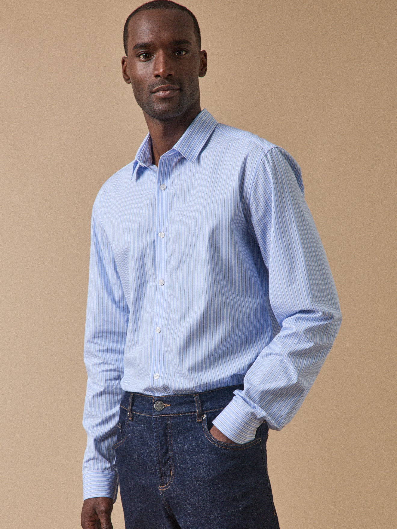 Gestreiftes Herrenhemd aus Popeline in enger Passform