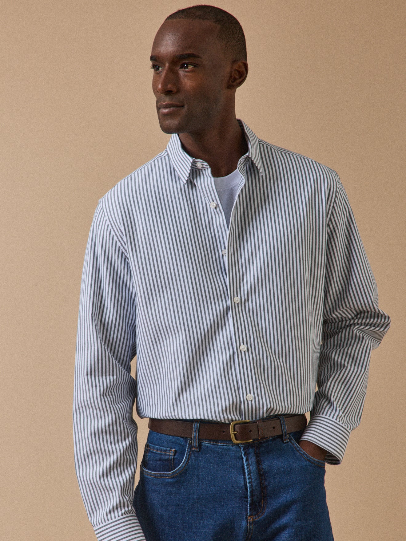 Gestreiftes Herrenhemd in modischer Passform