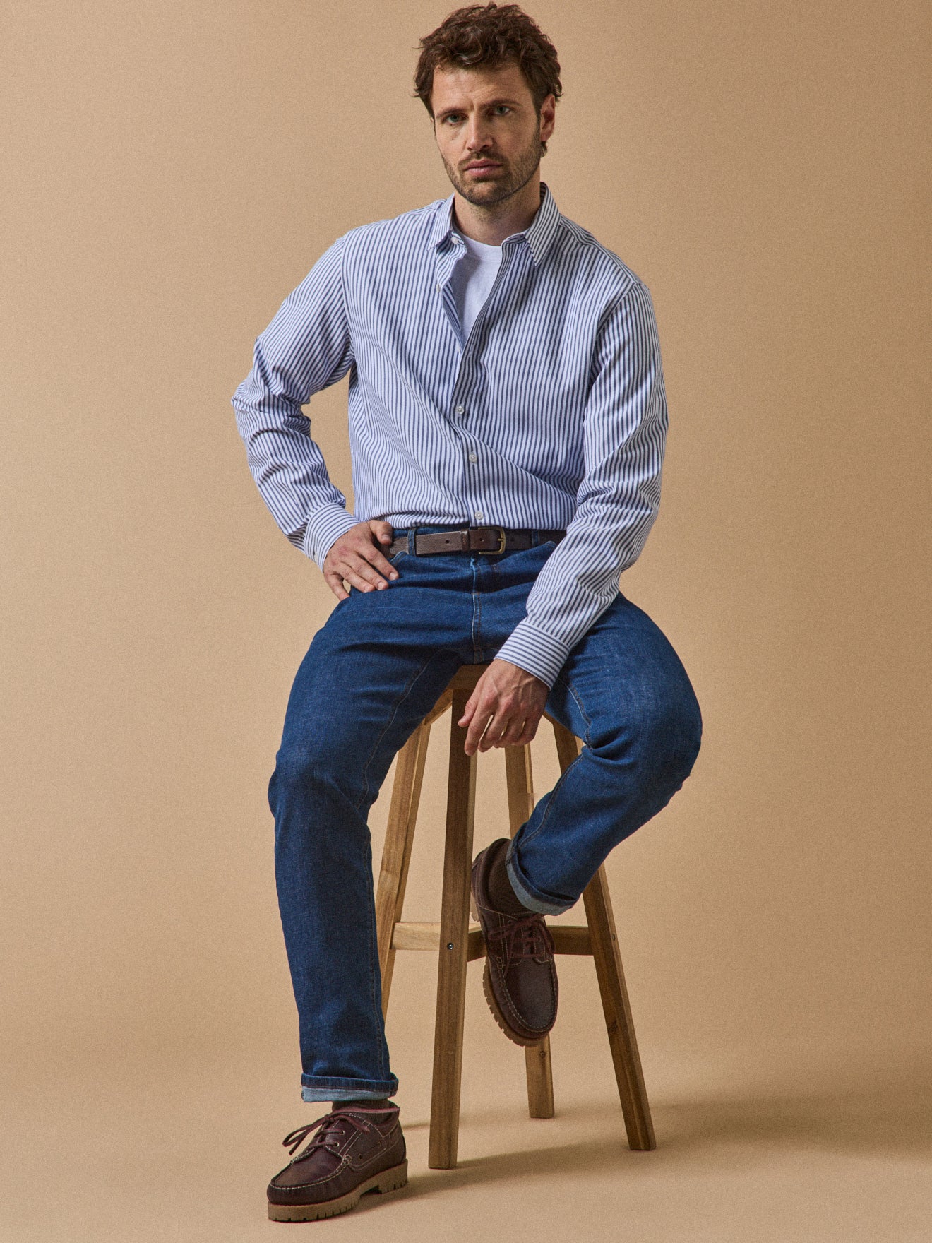 Gestreiftes Herrenhemd in modischer Passform