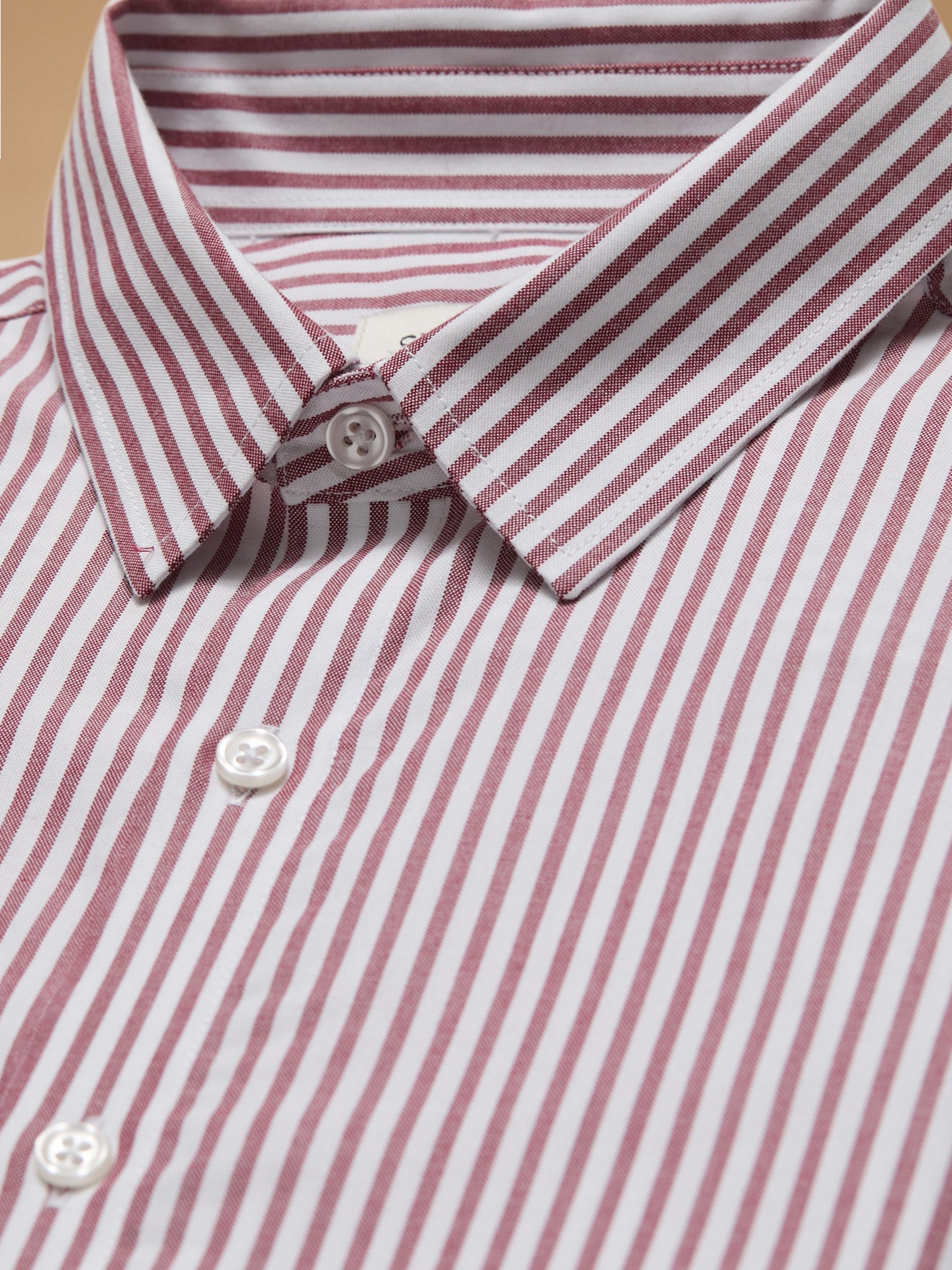 Gestreiftes Herrenhemd in modischer Passform