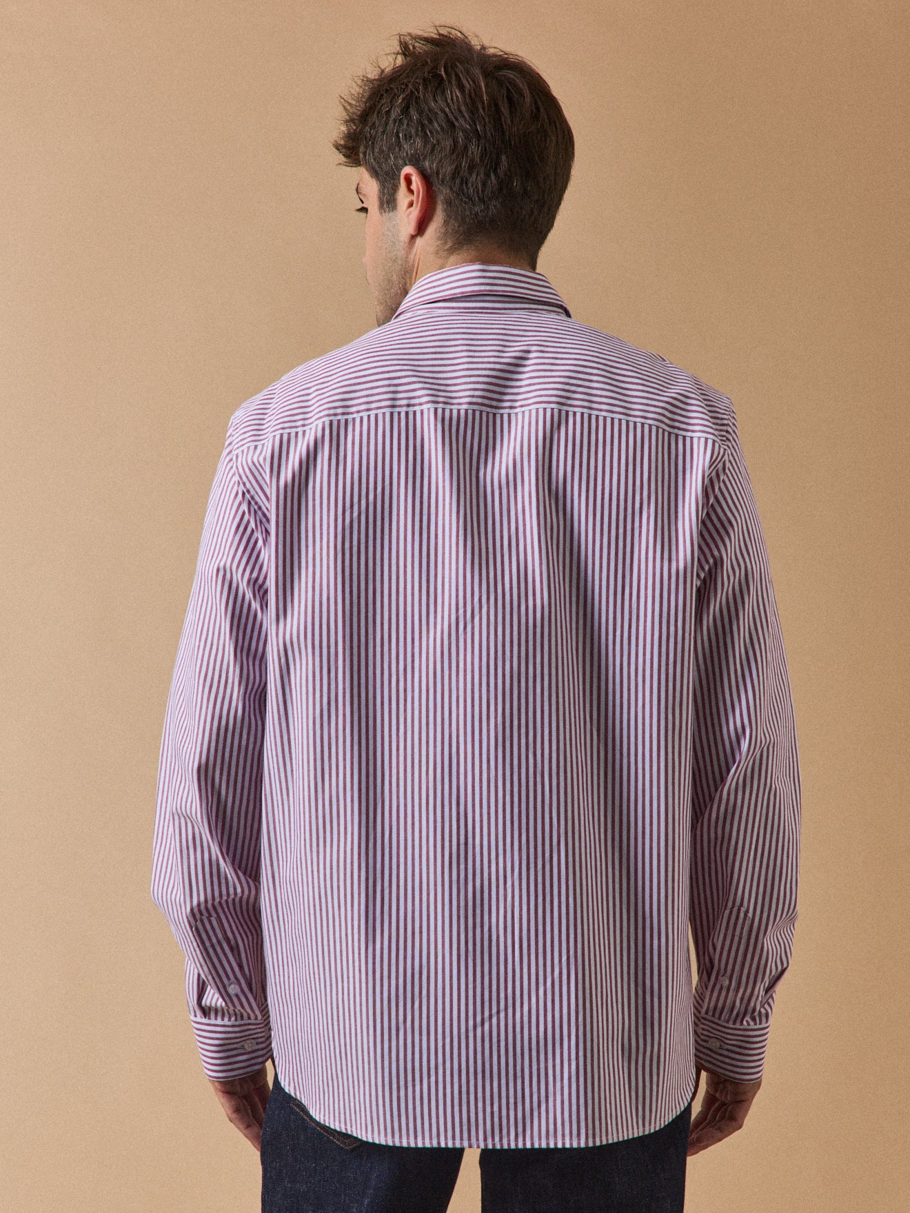 Gestreiftes Herrenhemd in modischer Passform