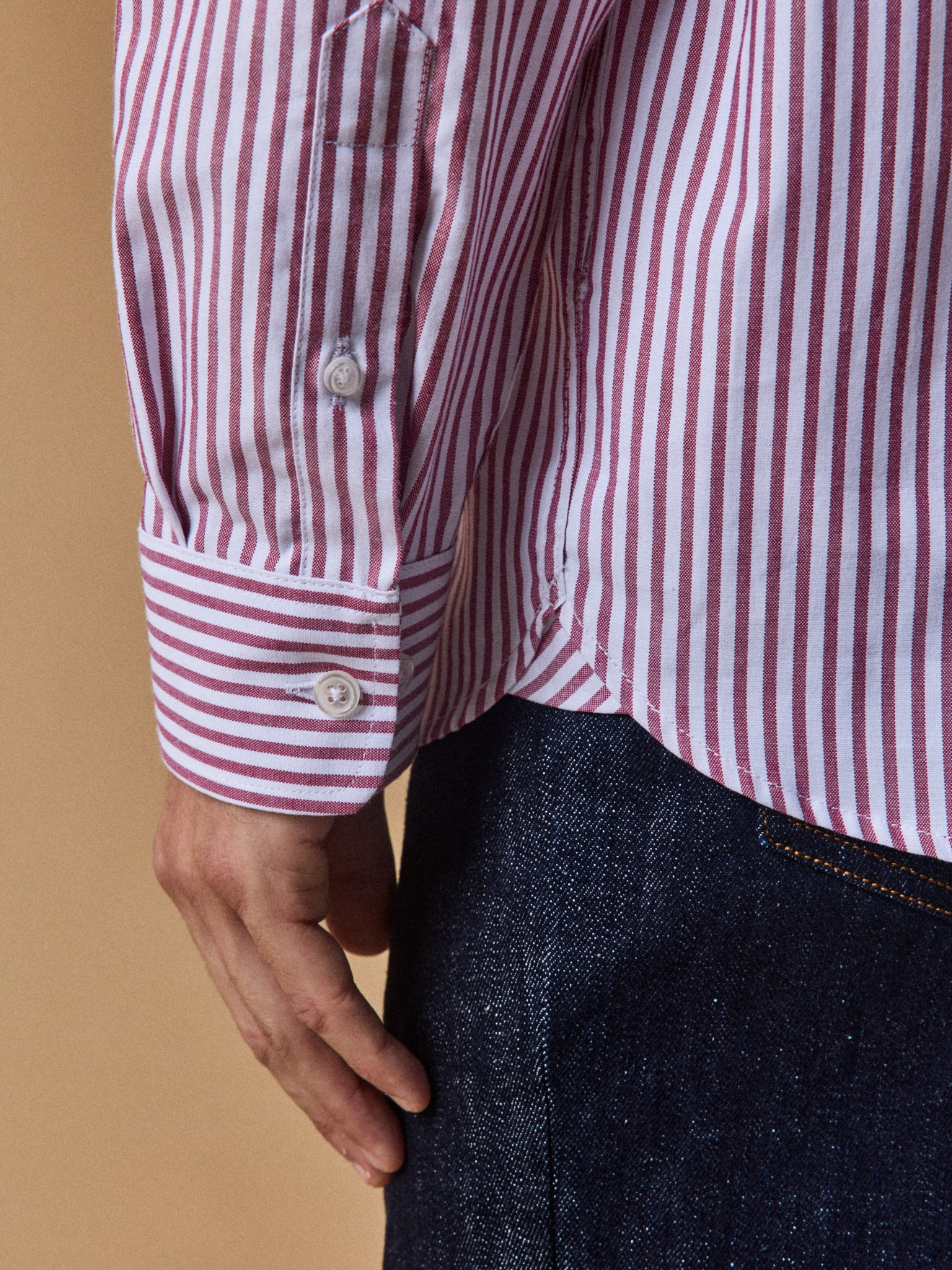 Gestreiftes Herrenhemd in modischer Passform