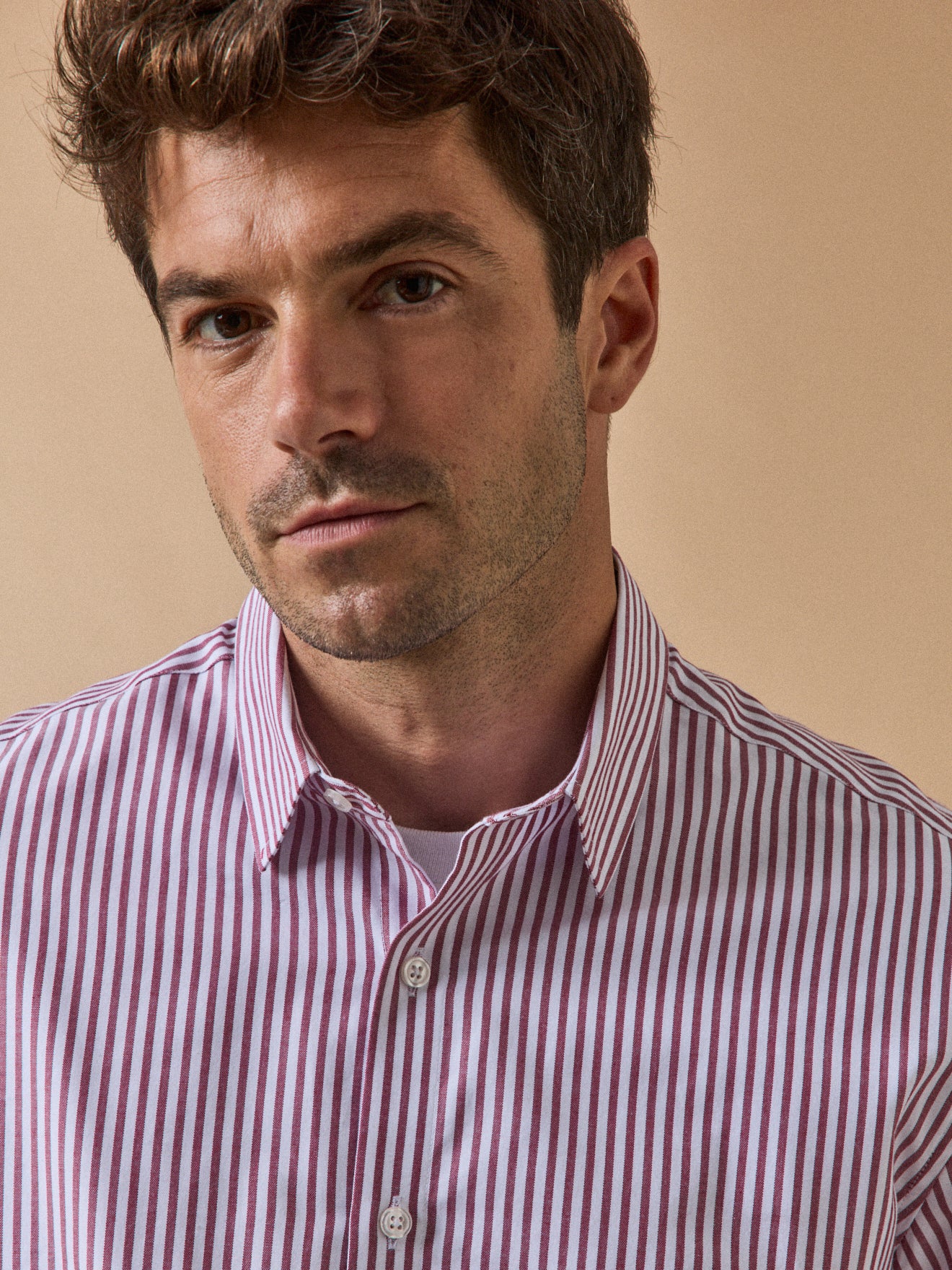 Gestreiftes Herrenhemd in modischer Passform