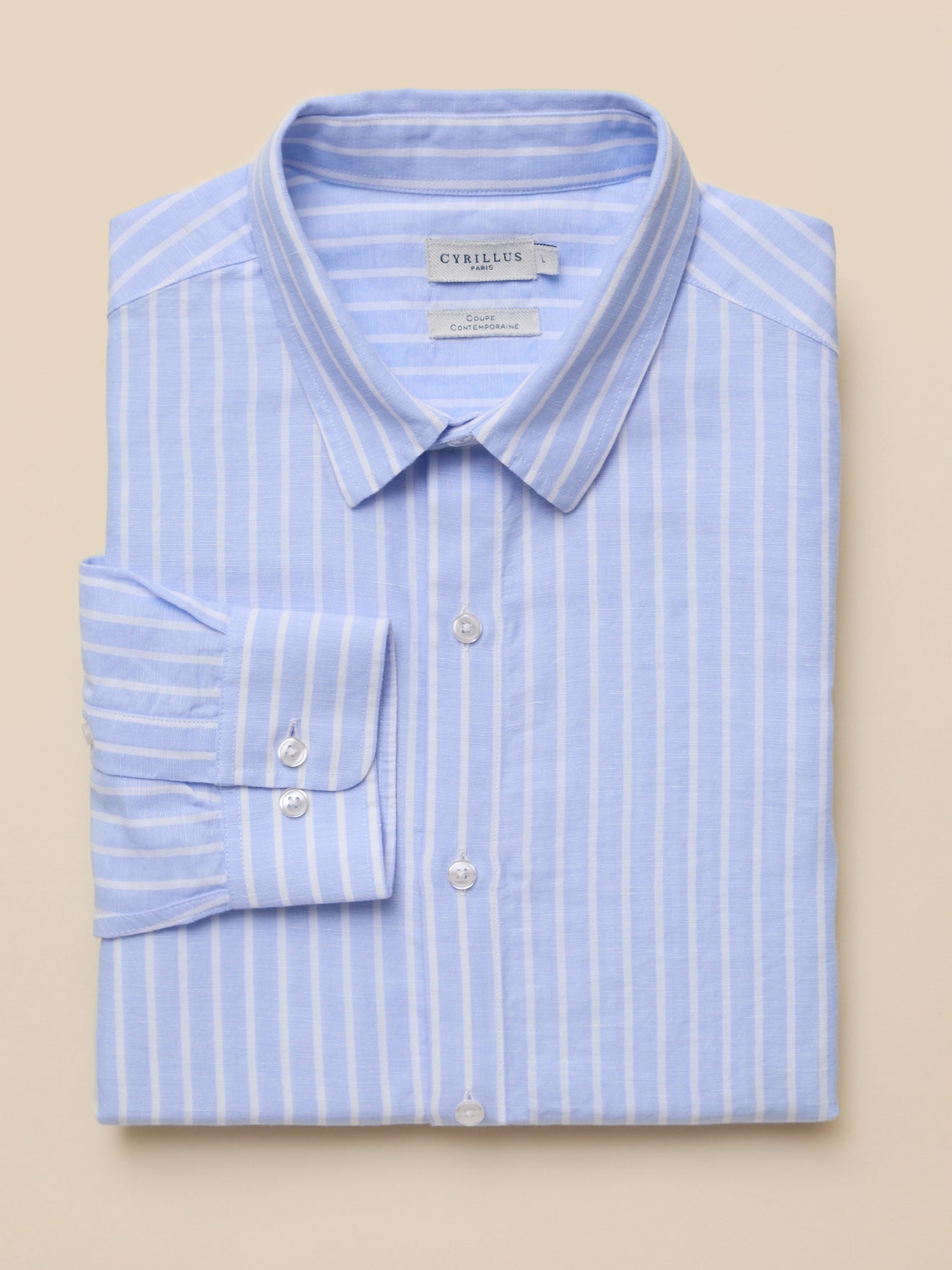 Klassisches und gestreiftes Herrenhemd