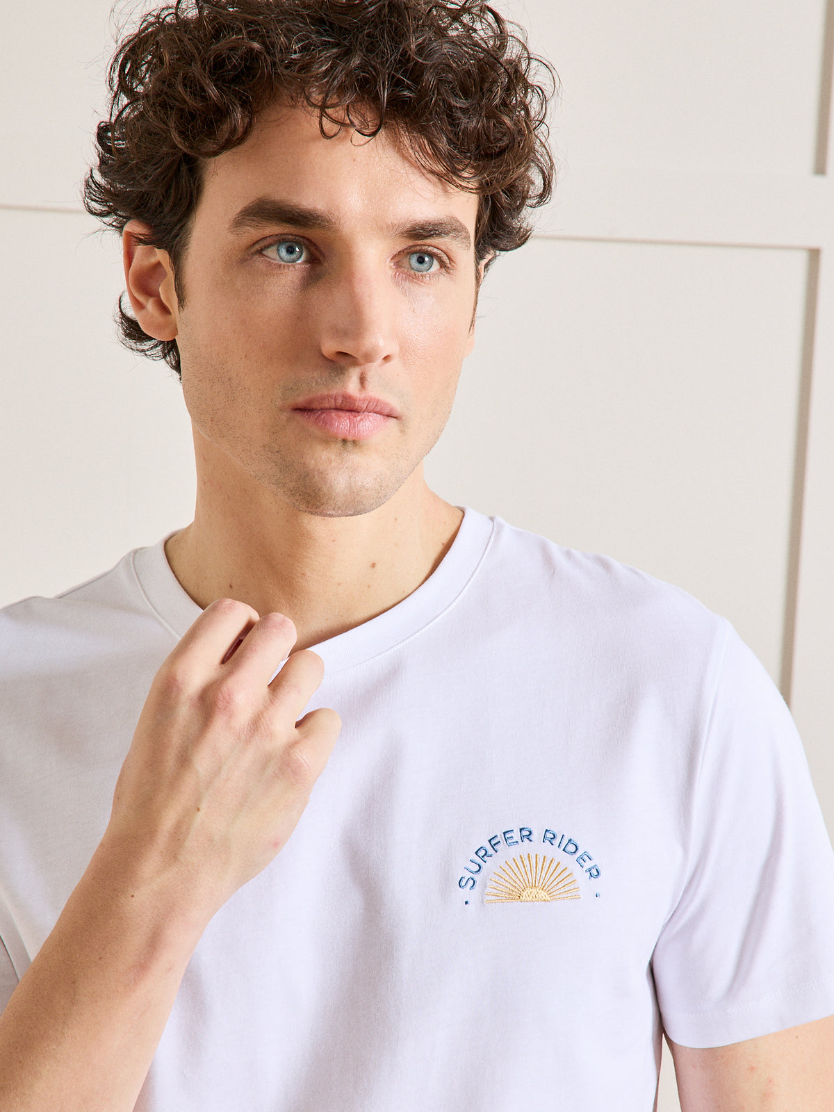 Besticktes Herren-T-Shirt in loser Passform aus Bio-Baumwolle