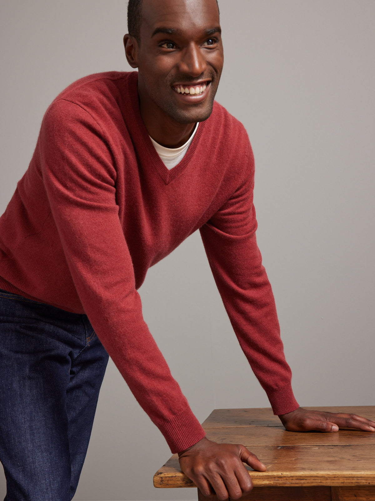 Herrenpullover mit V-Ausschnitt – Cashmere-Kollektion
