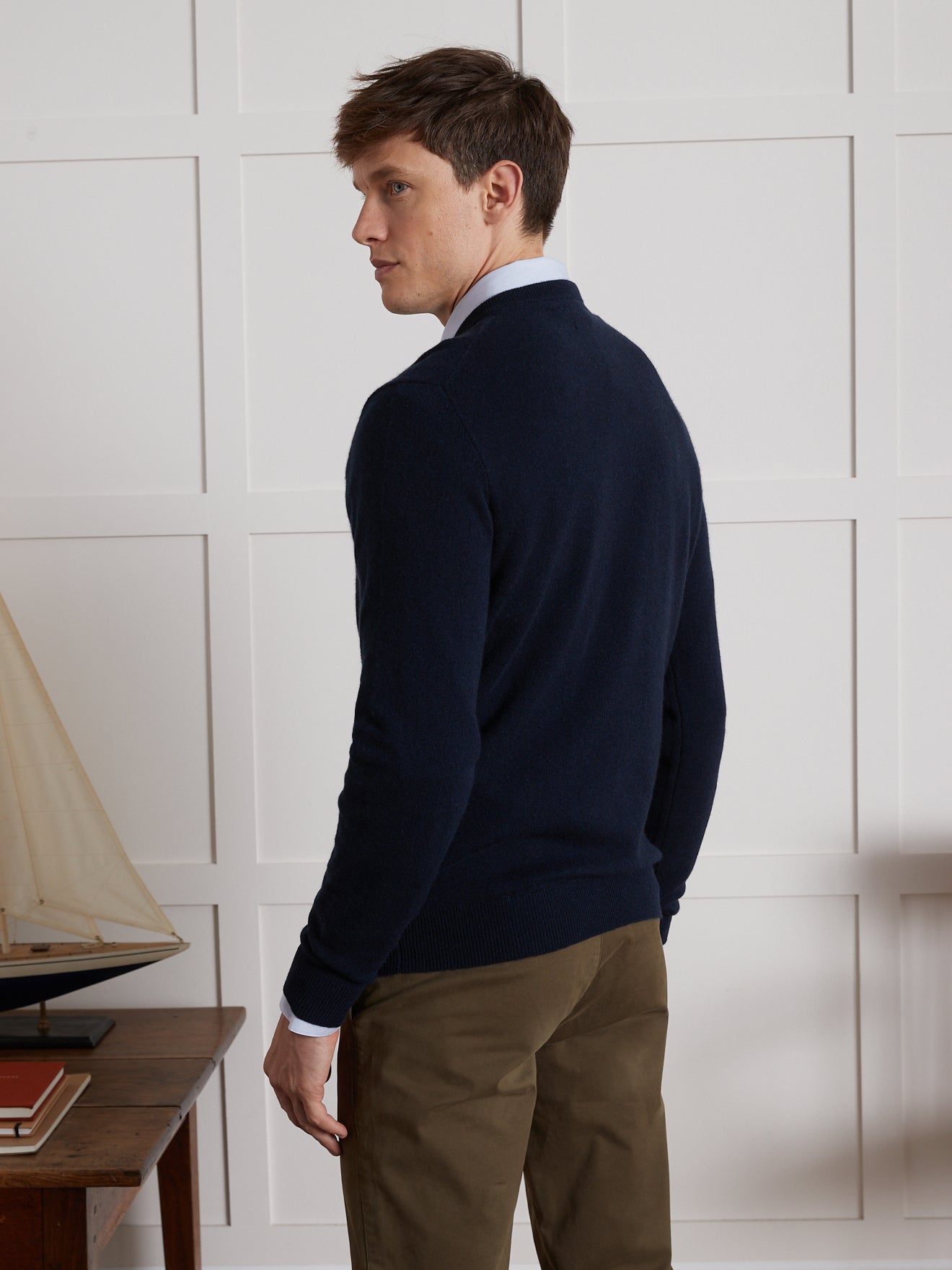 Herrenpullover aus Kaschmir mit V-Ausschnitt