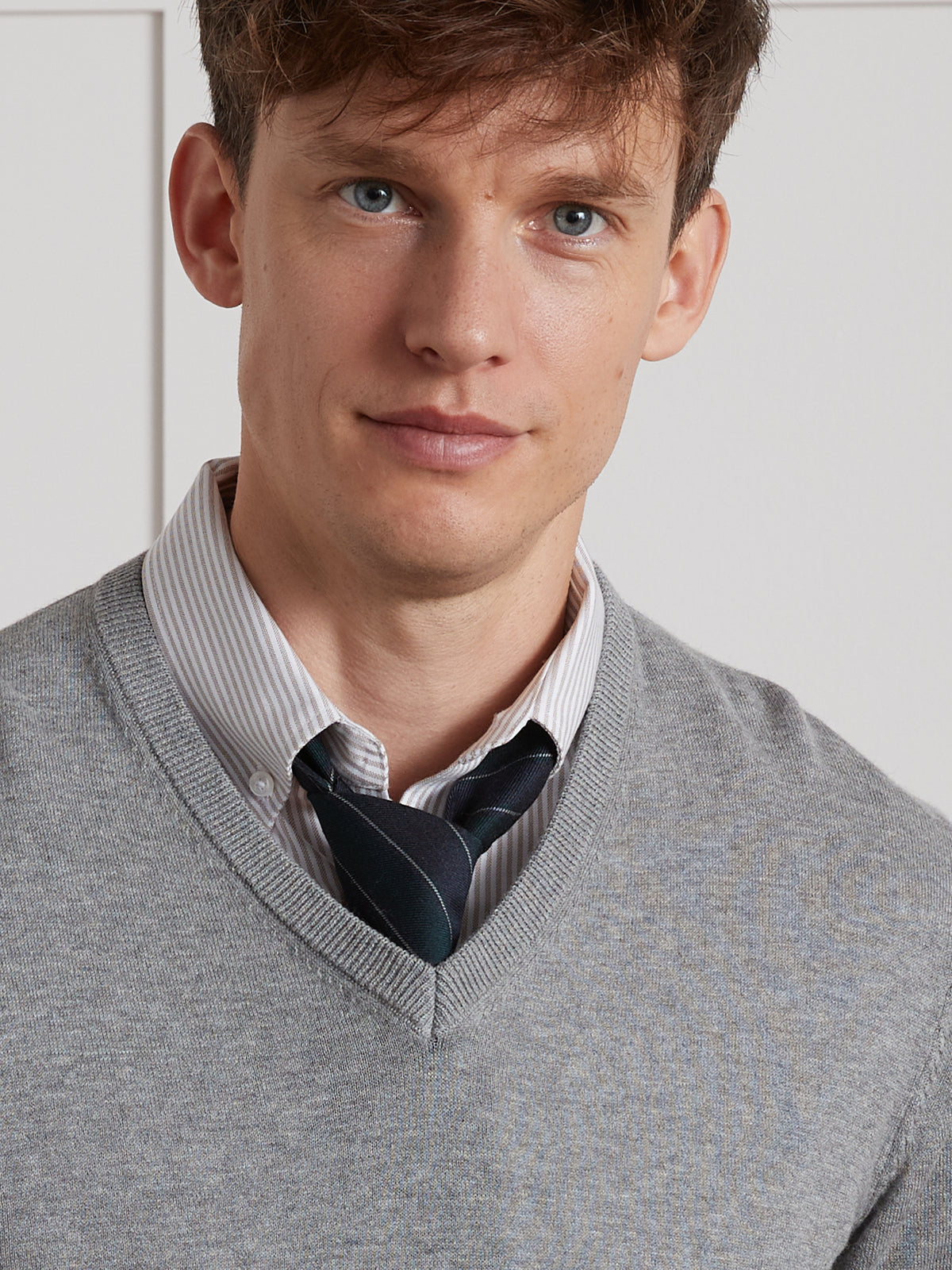 Herrenpullover aus Baumwolle, Seide und Cashmere mit V-Ausschnitt