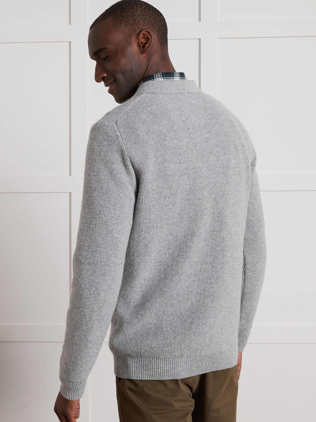 Gestrickter Herrenpullover mit Polokragen
