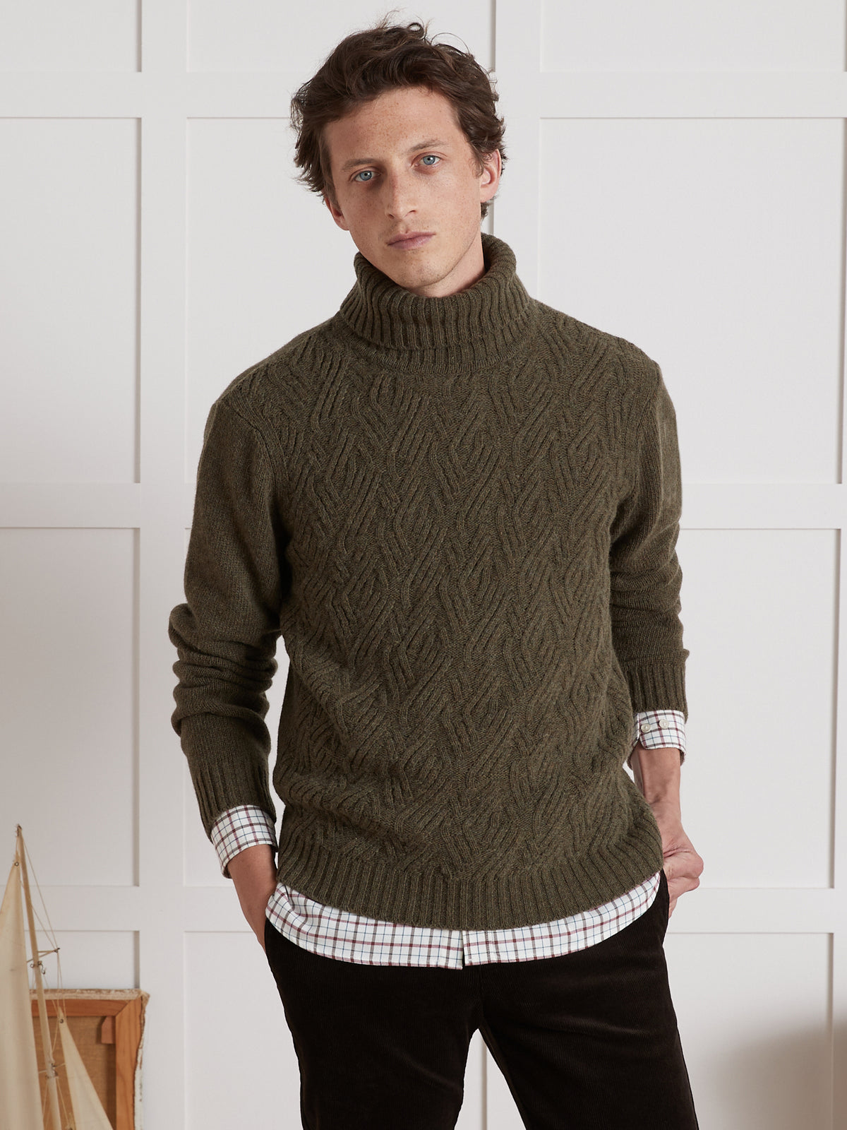 Herrenpullover mit Rollkragen und Zopfmuster