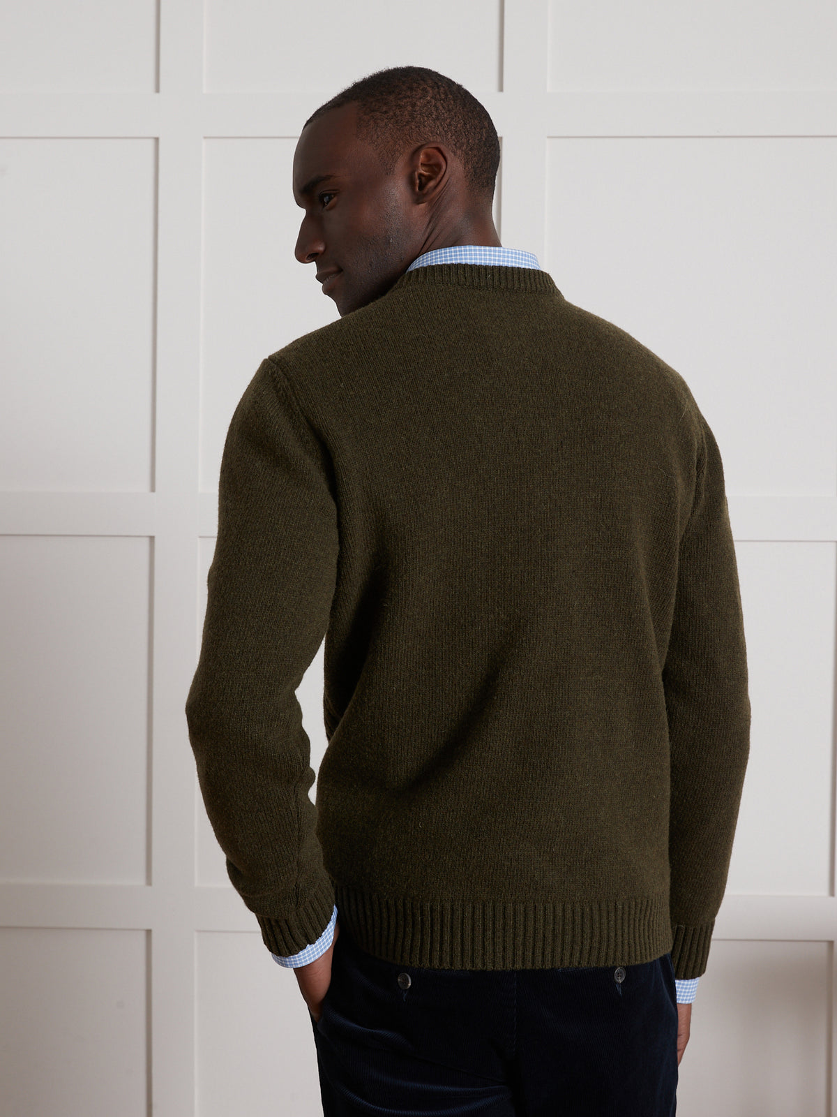 Herrenpullover mit rundem Halsausschnitt und Zopfmuster