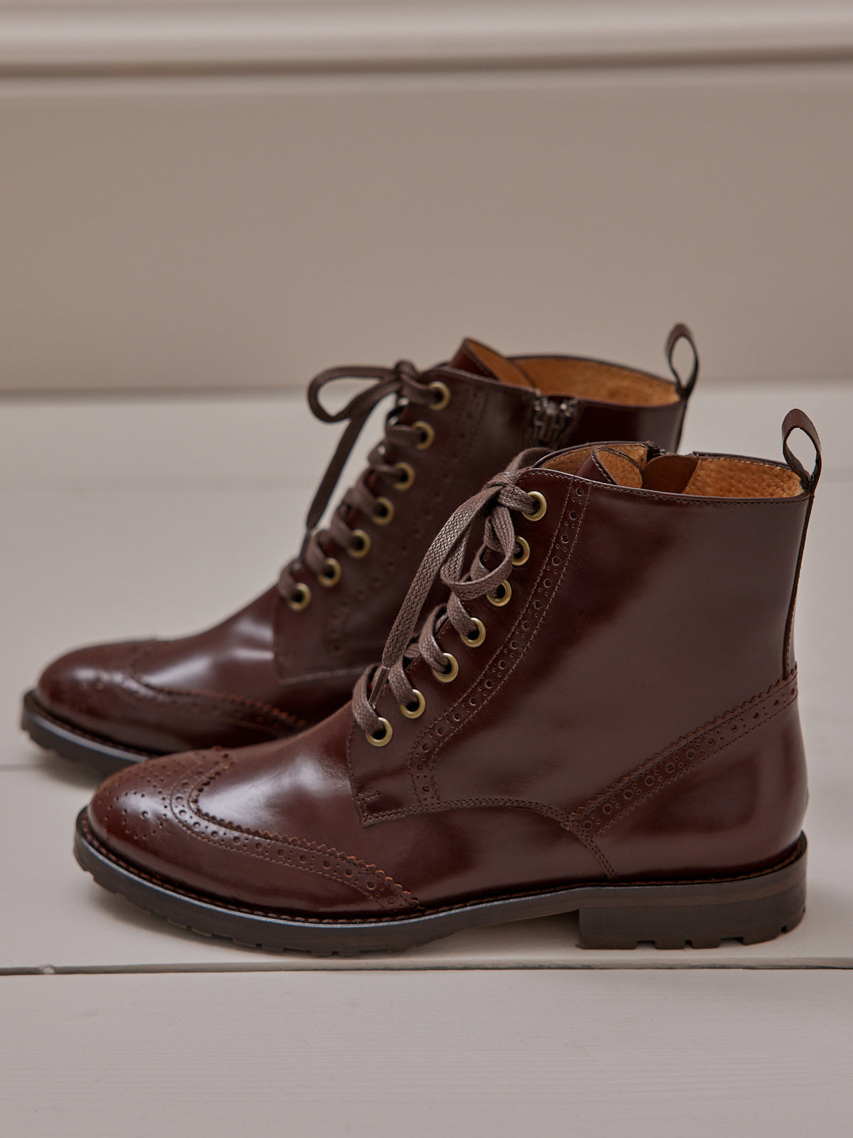 Bottines cuir bout fleuri femme