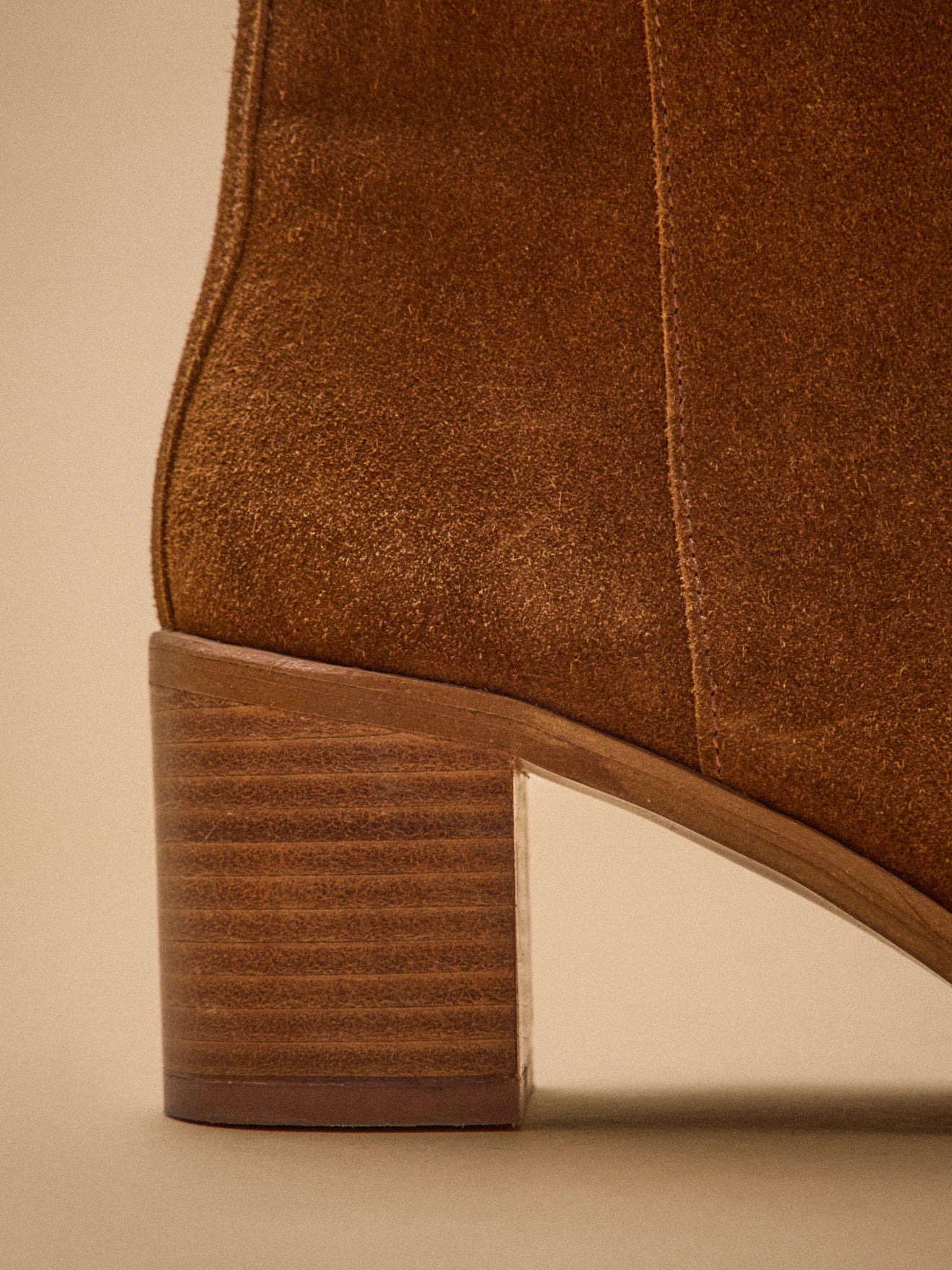 Damen-Stiefeletten aus Spaltleder mit eckigem Absatz