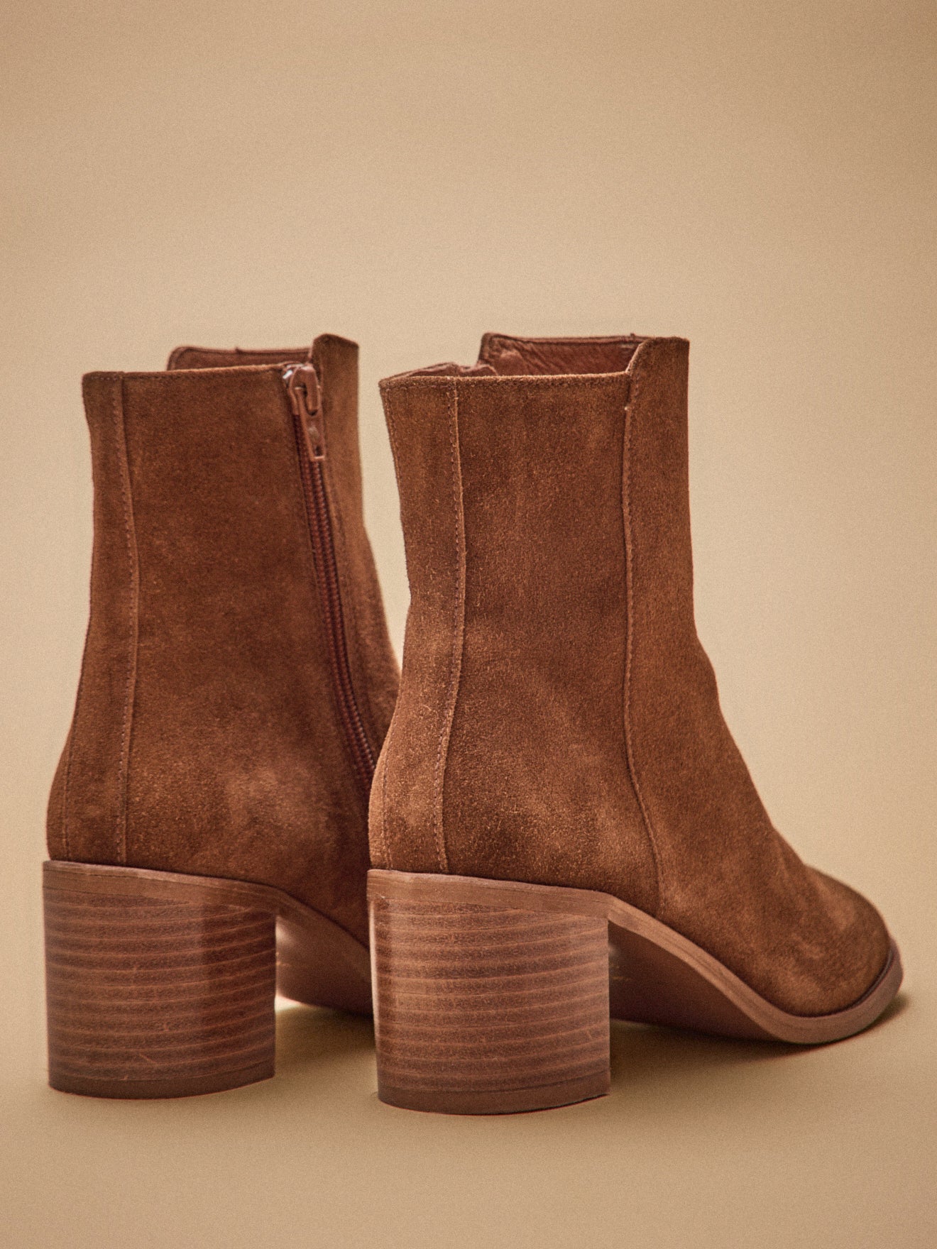 Damen-Stiefeletten aus Spaltleder mit eckigem Absatz