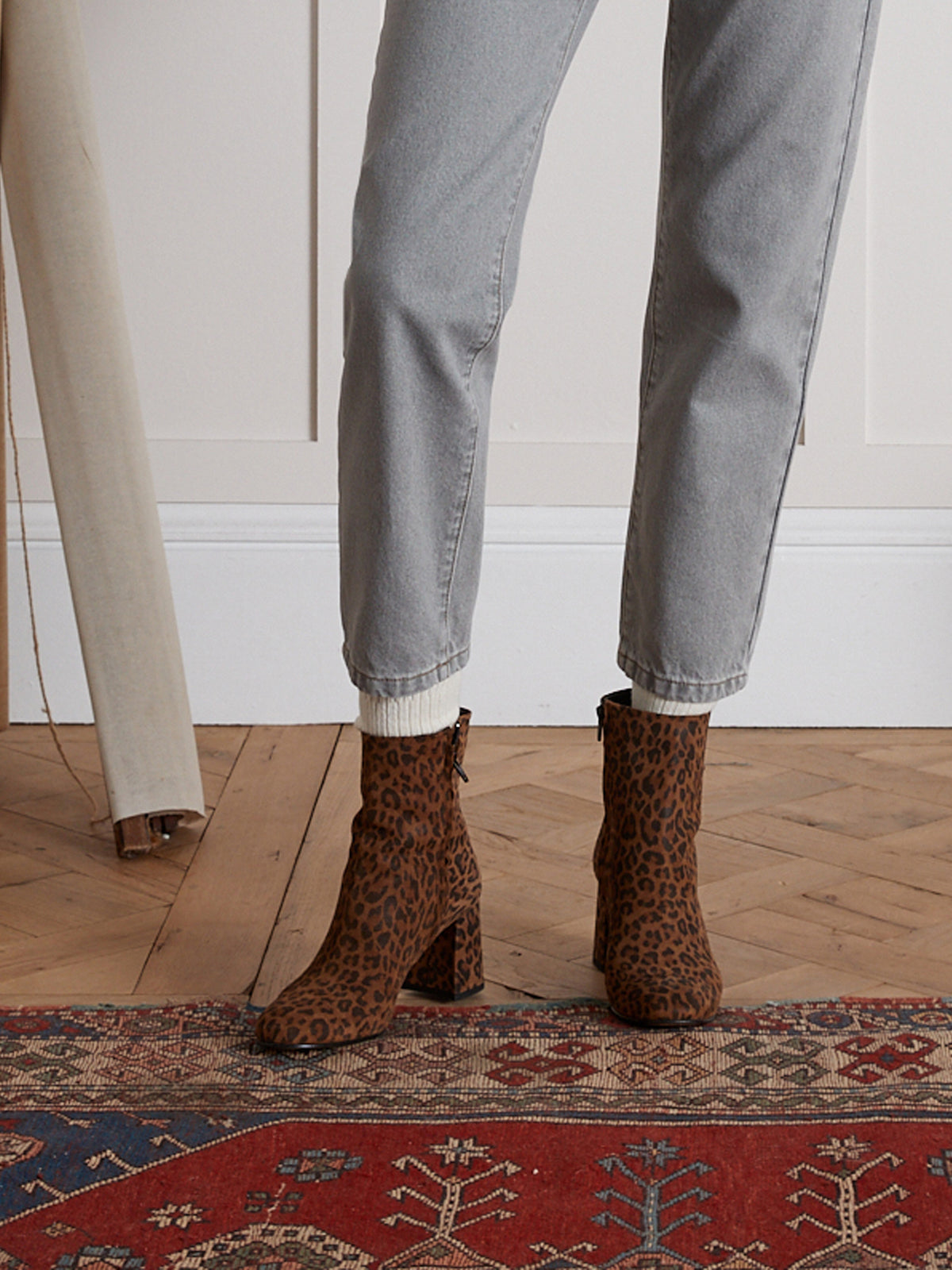 Damen-Stiefeletten aus Leder mit Leo-Print und Absatz