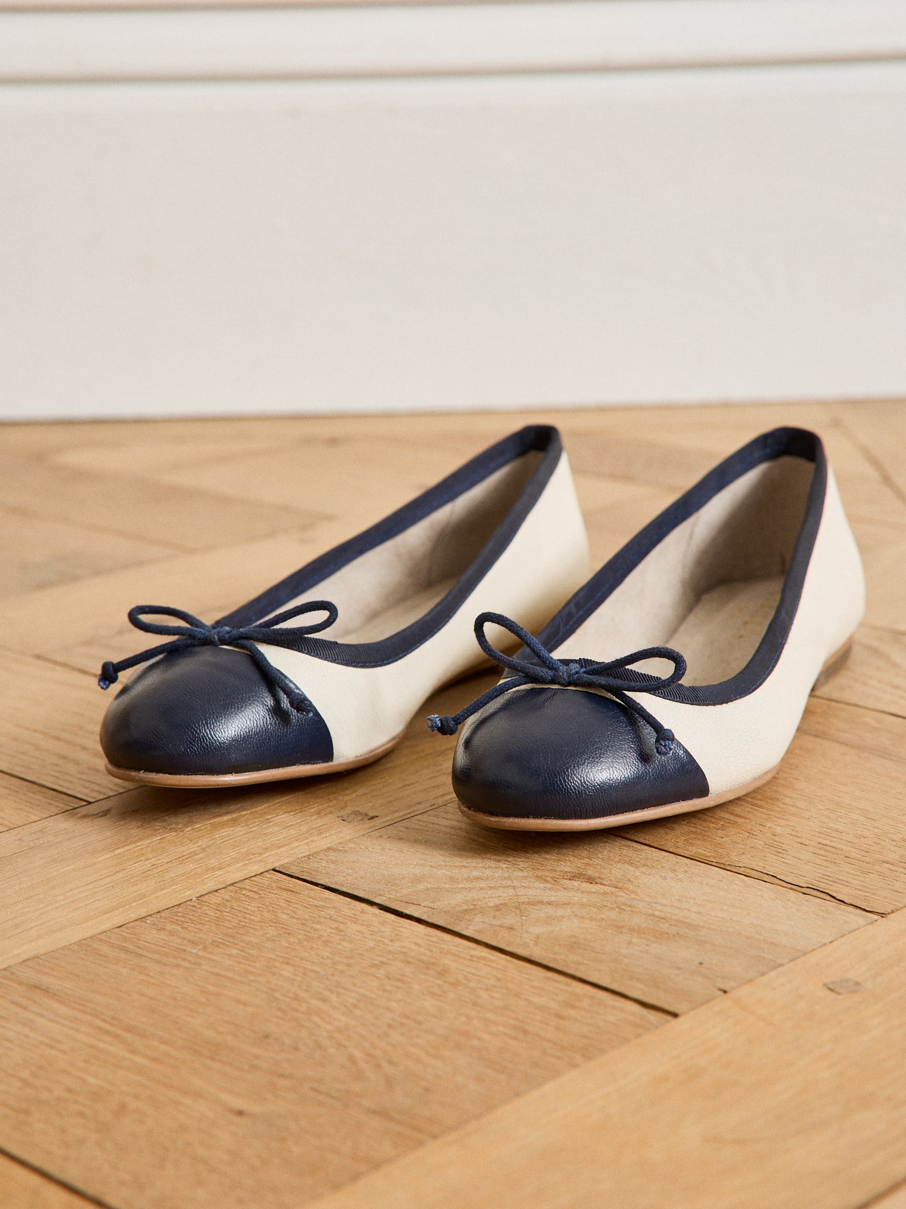 Zweifarbige Damen-Ballerinas aus Leder