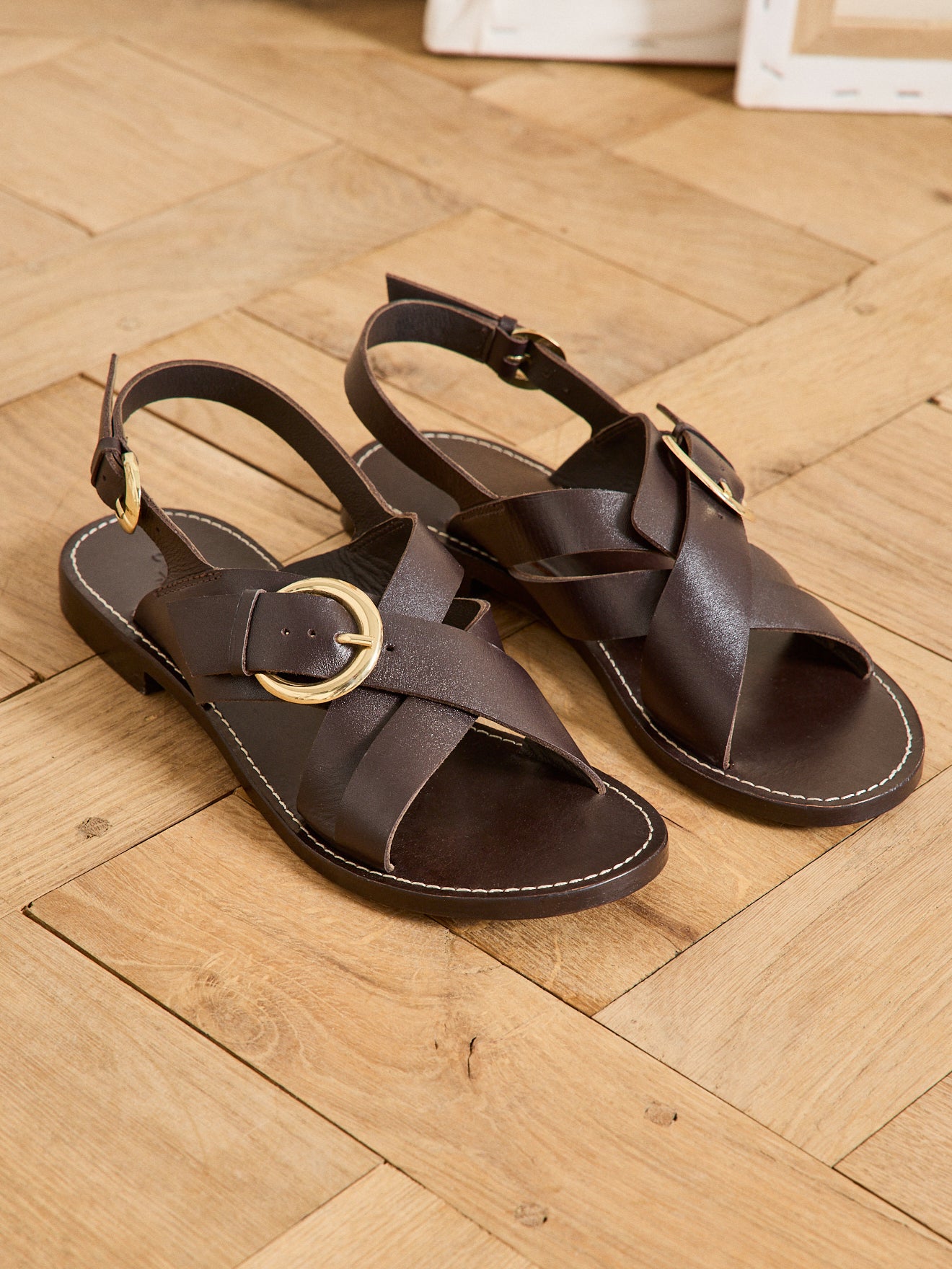 Damensandalen aus Leder, flach, mit gekreuzten Riemchen