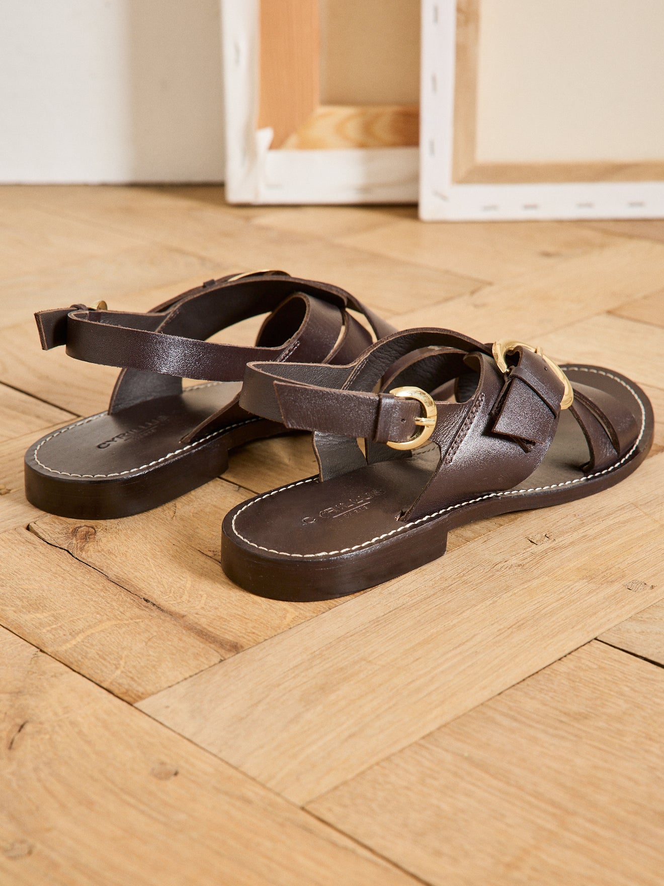 Damensandalen aus Leder, flach, mit gekreuzten Riemchen