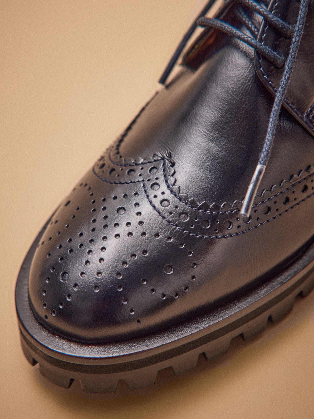 Damen-Derby-Schuhe aus Leder mit Lochmuster und Schnürung