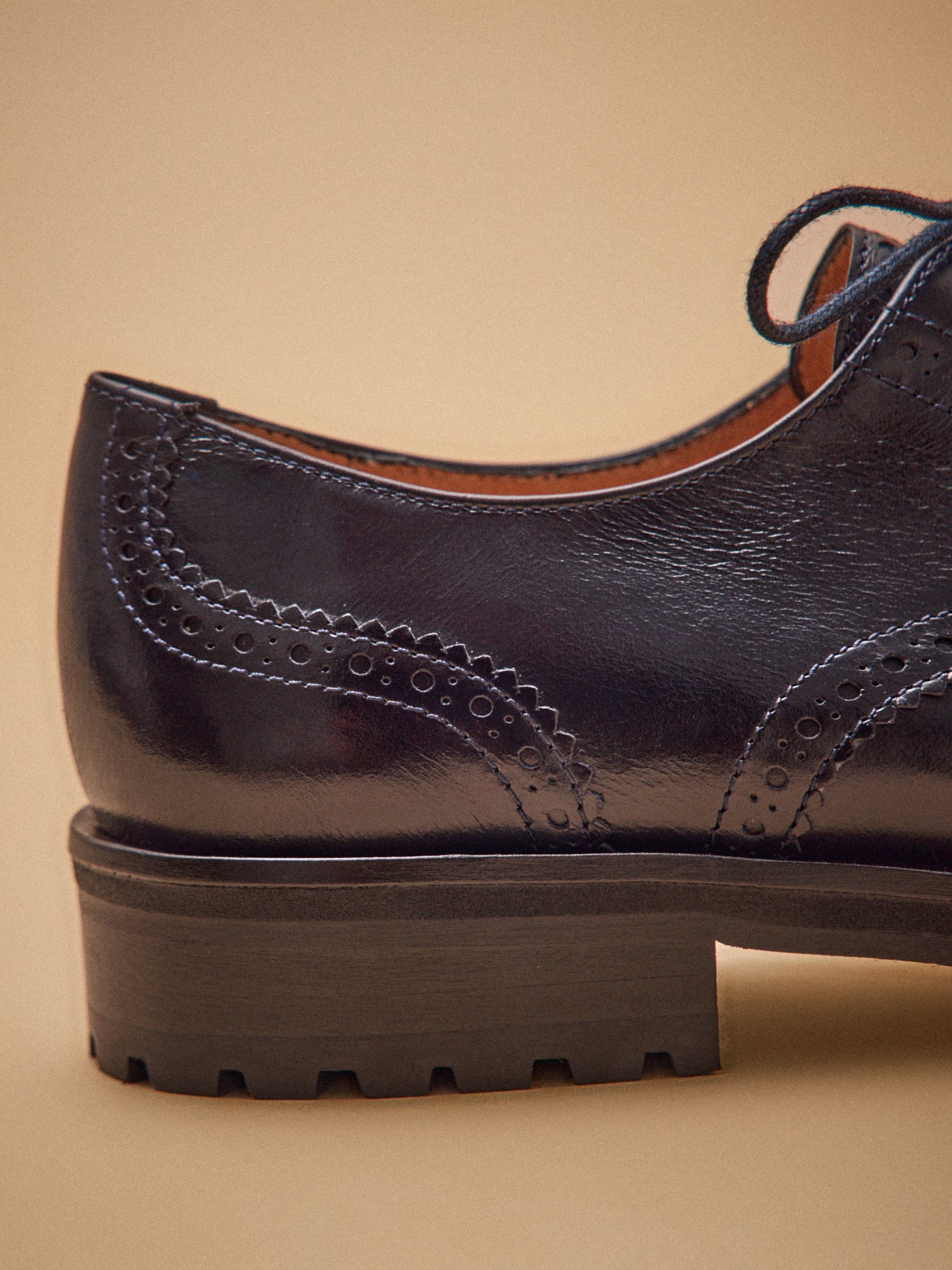 Damen-Derby-Schuhe aus Leder mit Lochmuster und Schnürung