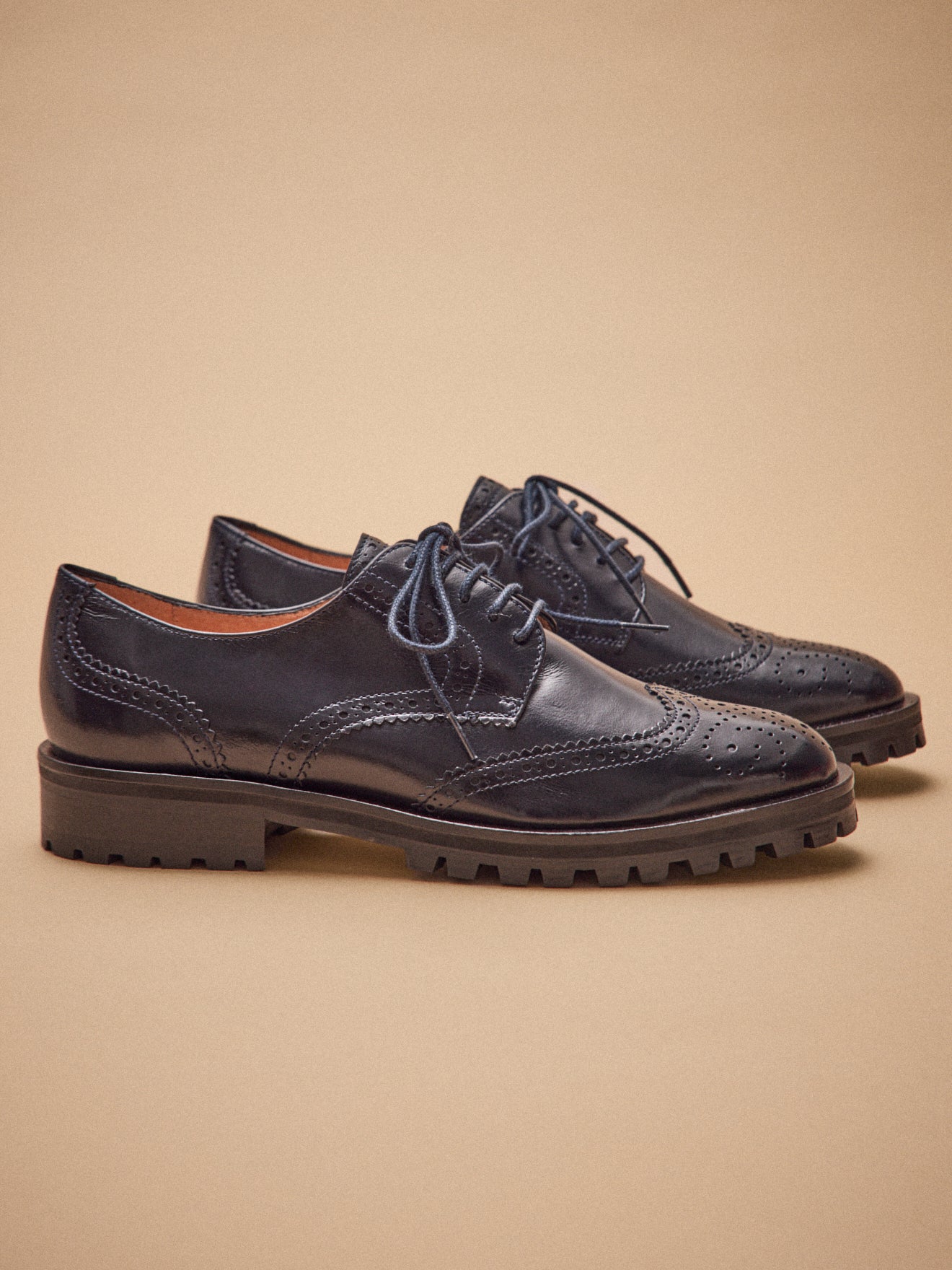 Damen-Derby-Schuhe aus Leder mit Lochmuster und Schnürung