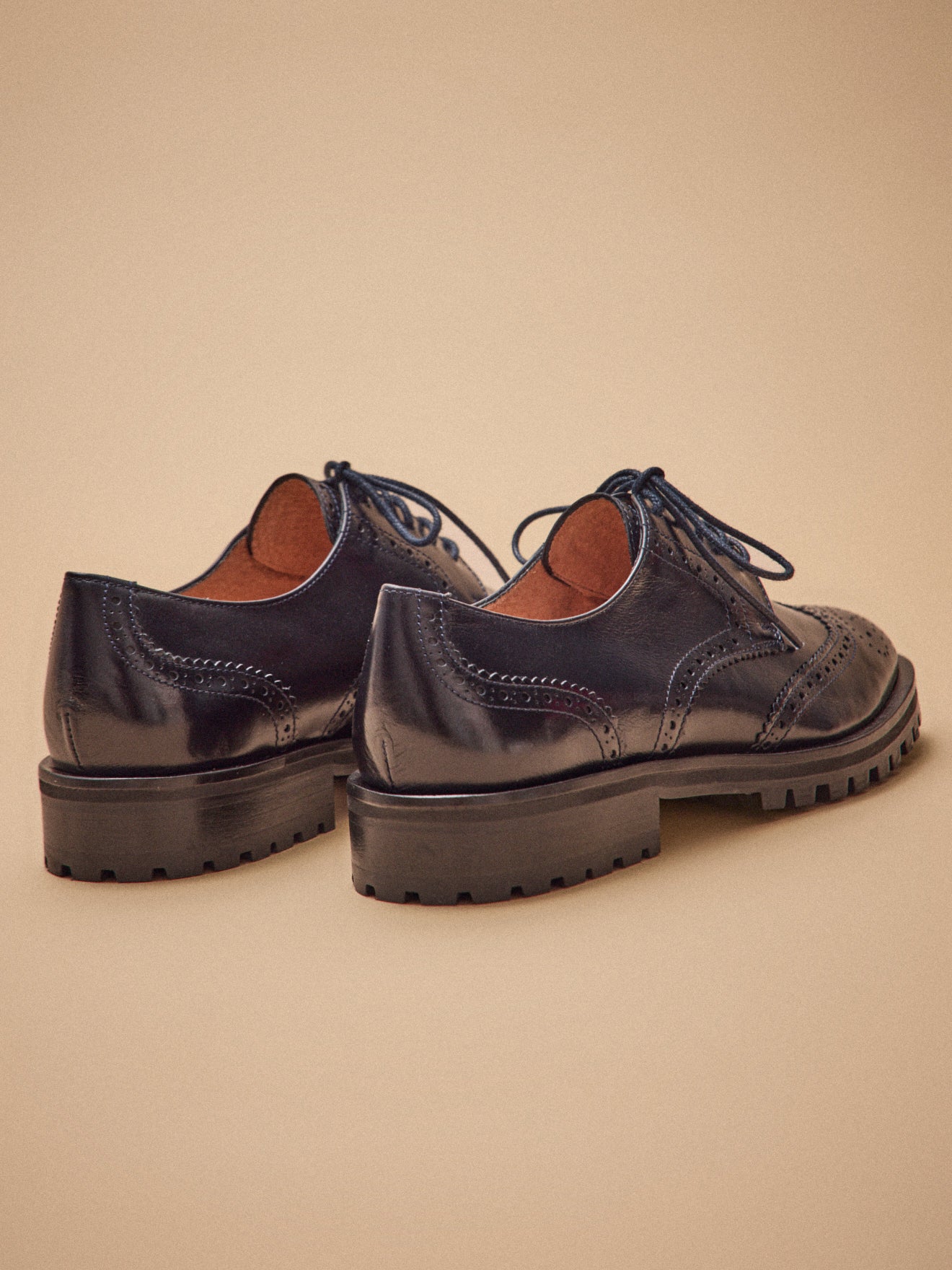 Damen-Derby-Schuhe aus Leder mit Lochmuster und Schnürung