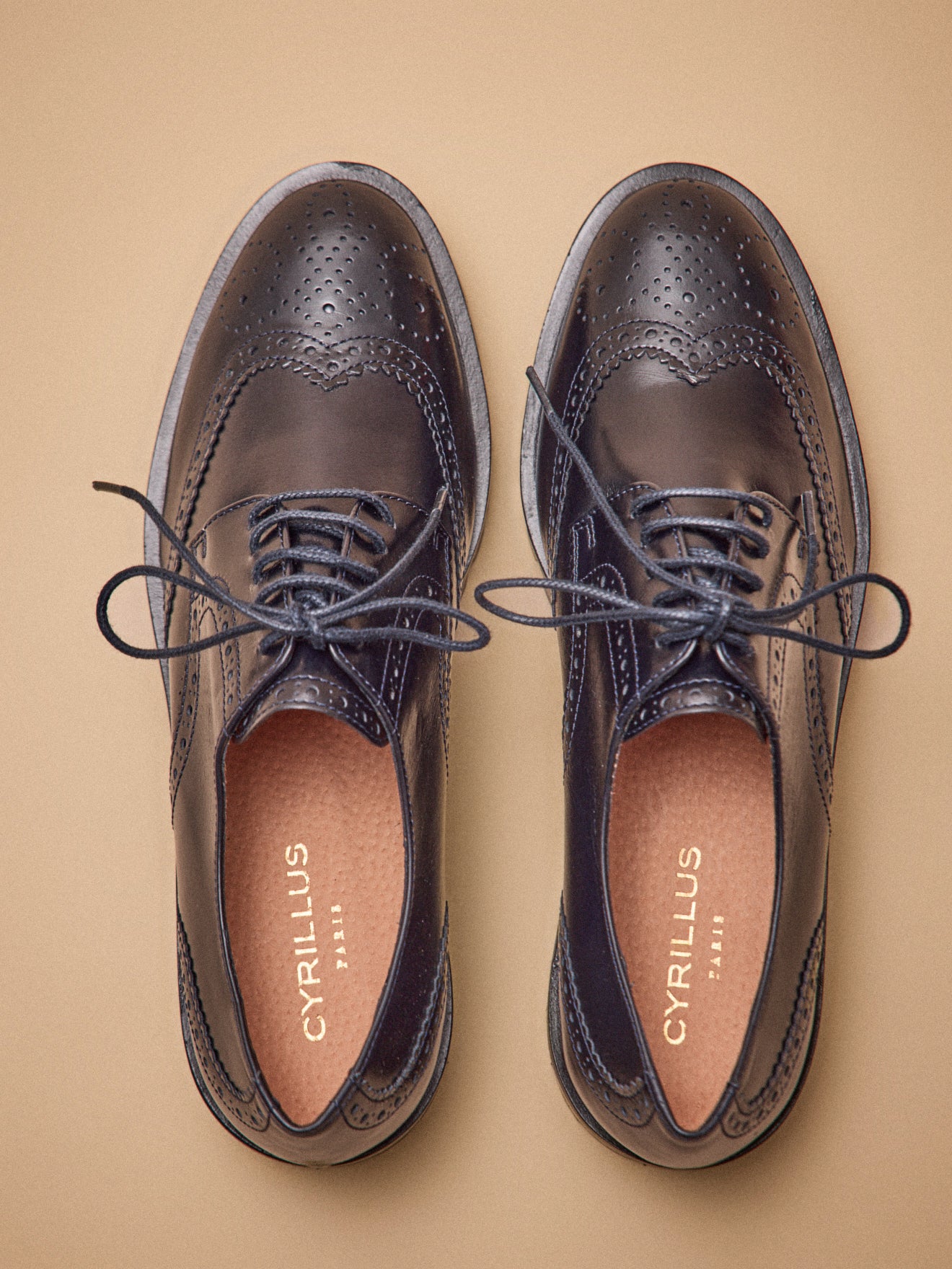 Damen-Derby-Schuhe aus Leder mit Lochmuster und Schnürung