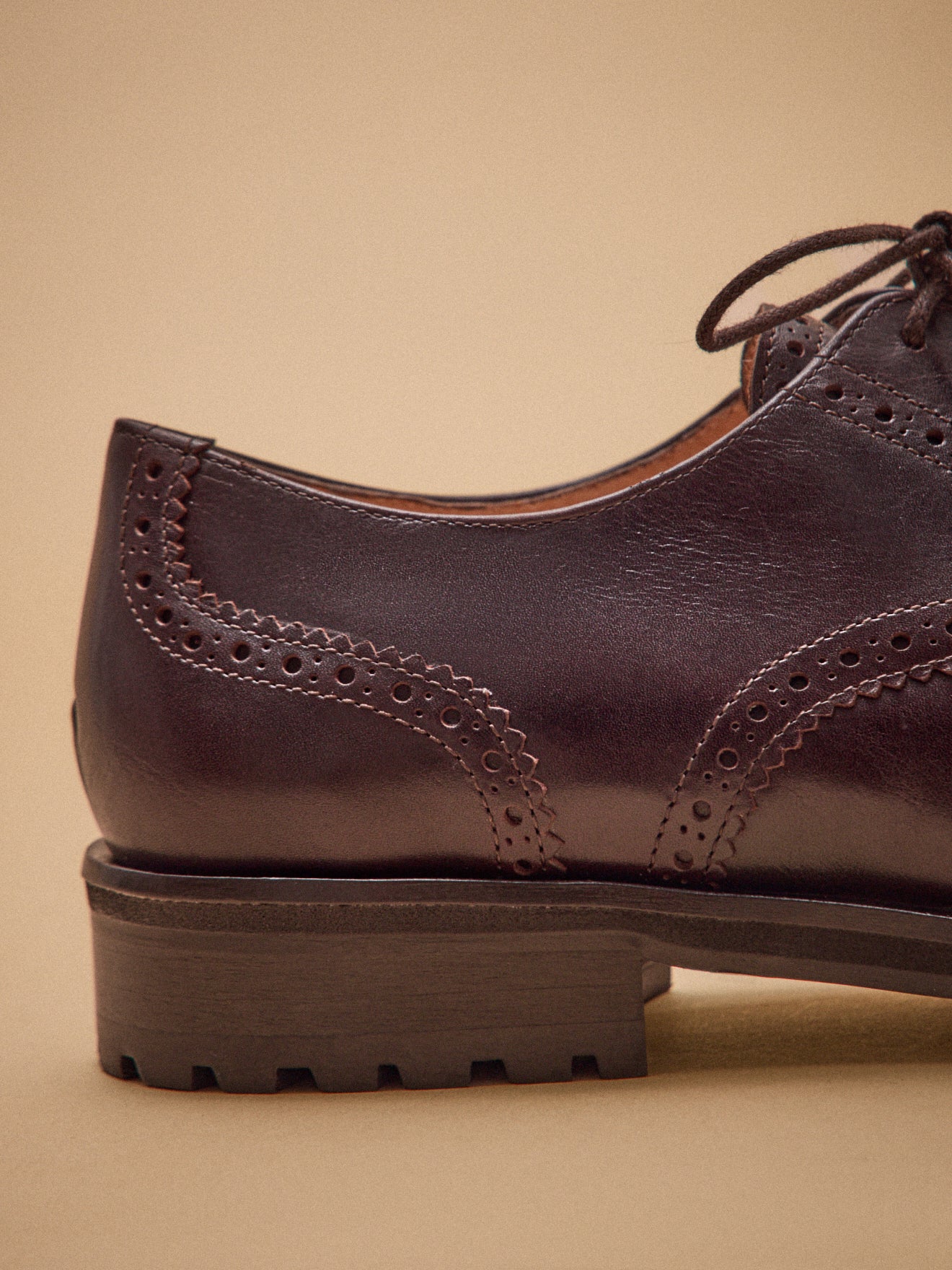 Derbies bout fleuri lacées cuir femme