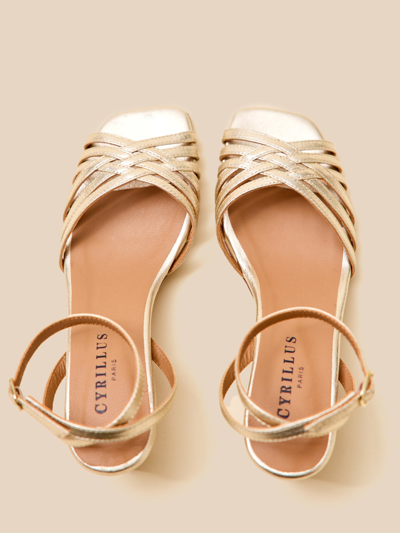 Damensandalen mit Absatz aus Leder, Metallic-Look