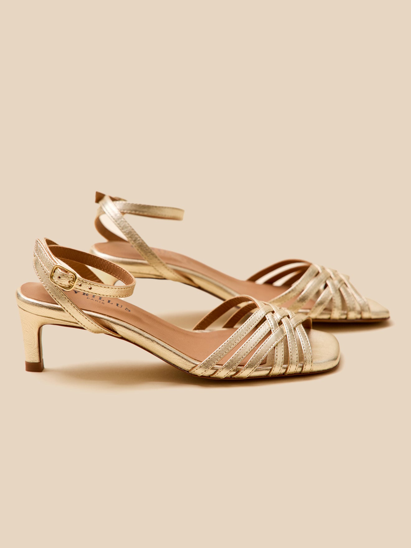Damensandalen mit Absatz aus Leder, Metallic-Look