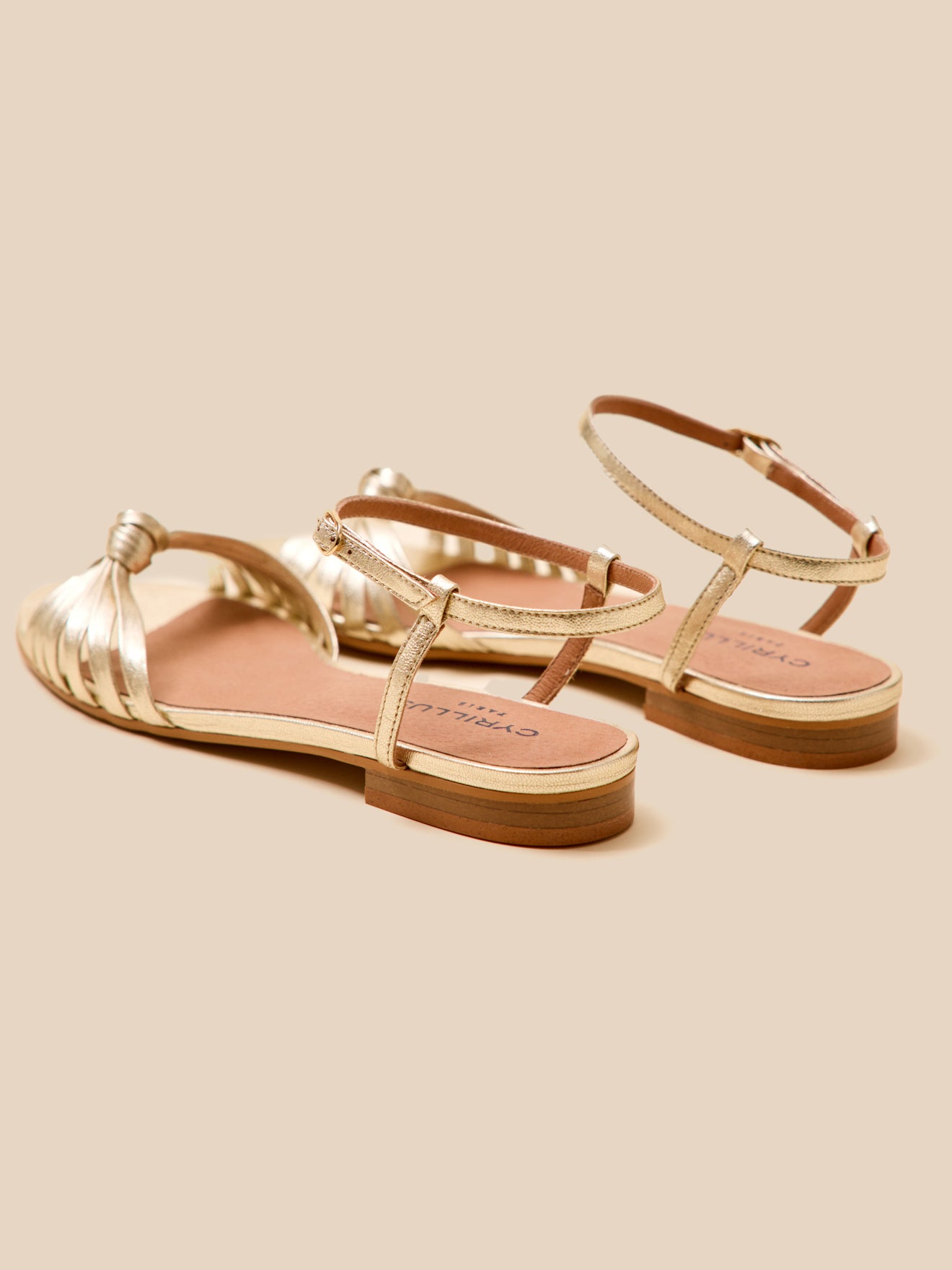 Damensandalen aus Leder, flach, Metallic-Look