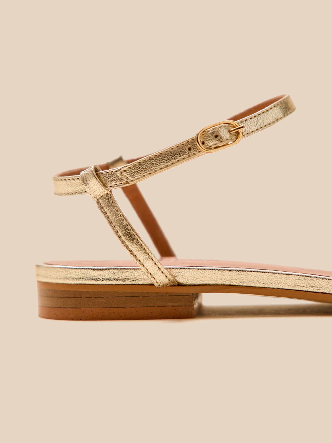 Damensandalen aus Leder, flach, Metallic-Look