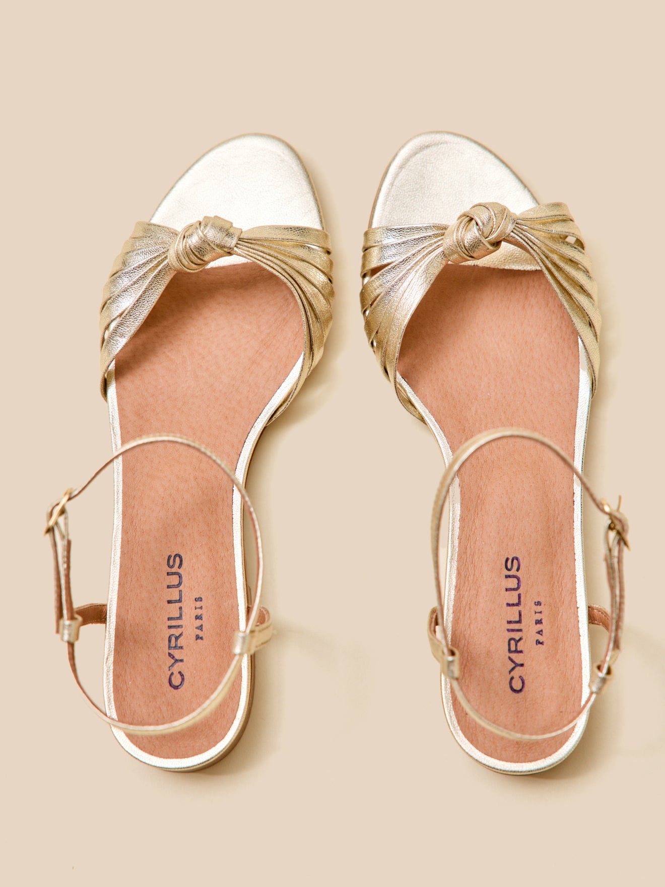 Damensandalen aus Leder, flach, Metallic-Look