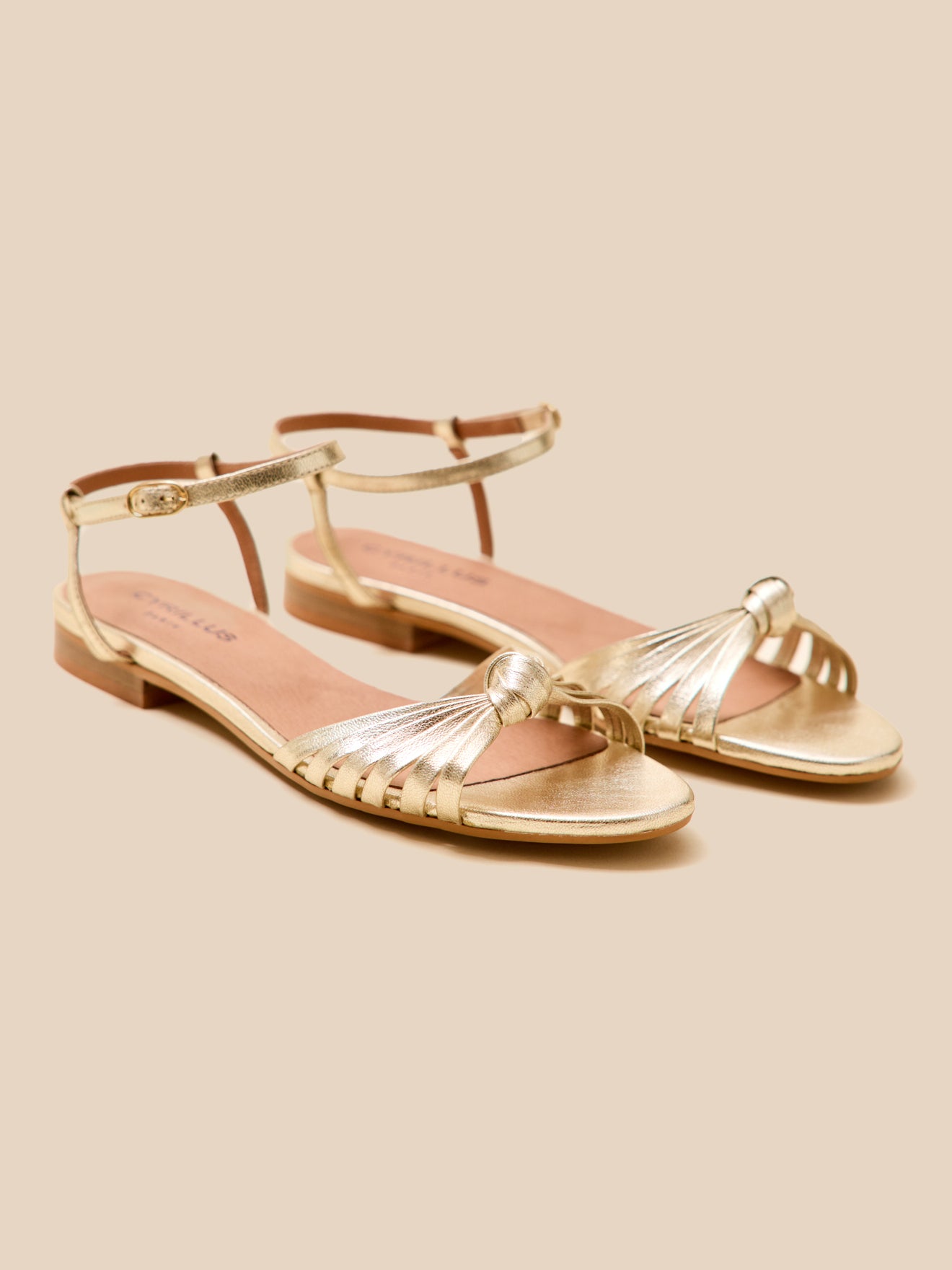 Damensandalen aus Leder, flach, Metallic-Look