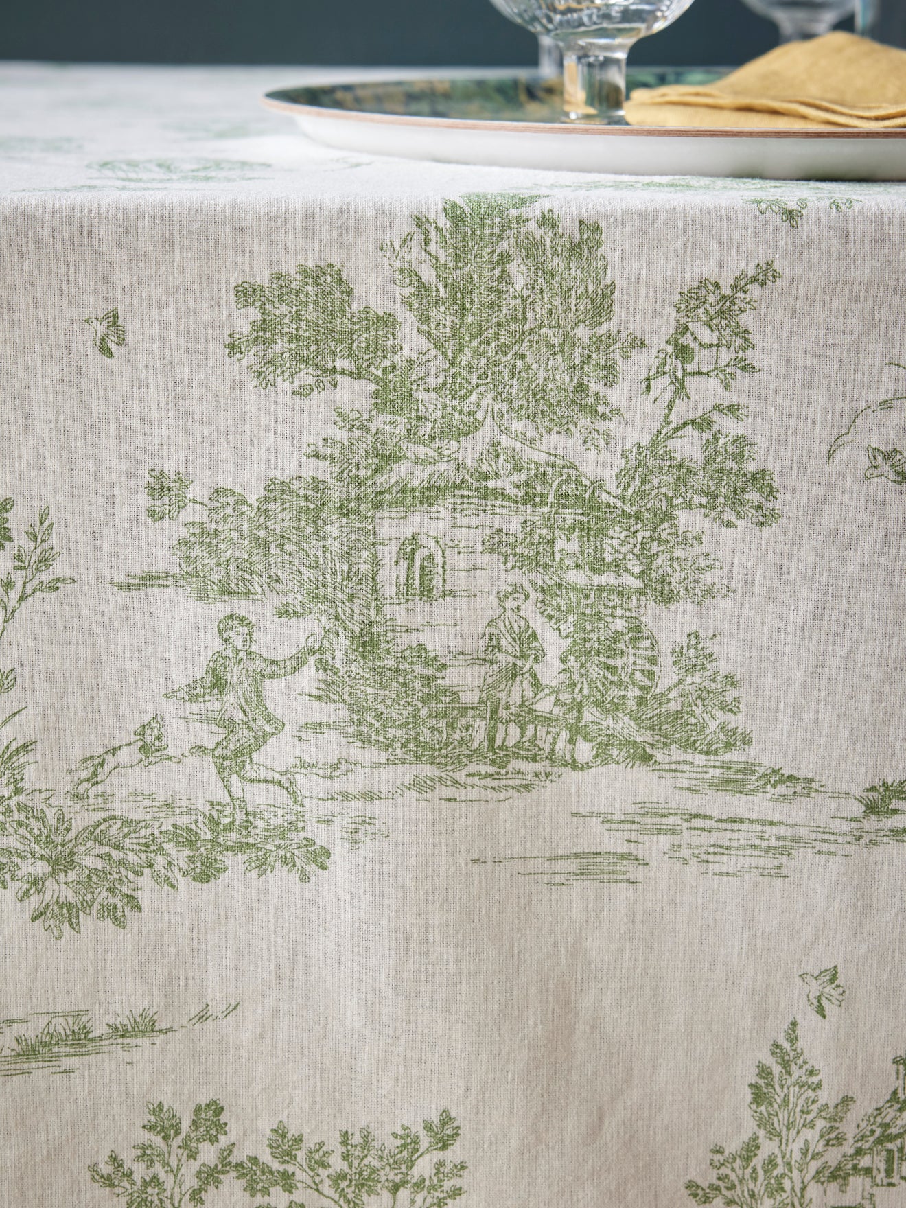 Tischdecke aus Baumwolle und Viskose im Toile-de-Jouy-Esprit