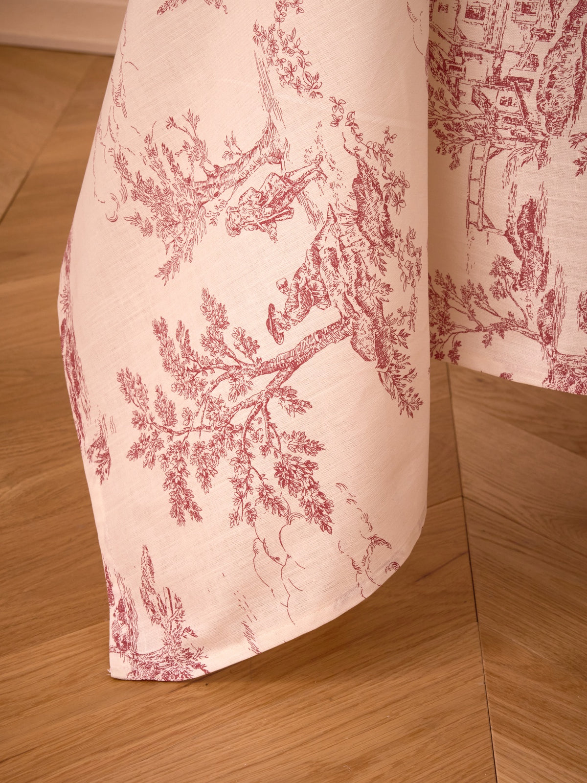 Tischdecke aus Baumwolle und Viskose im Toile-de-Jouy-Esprit