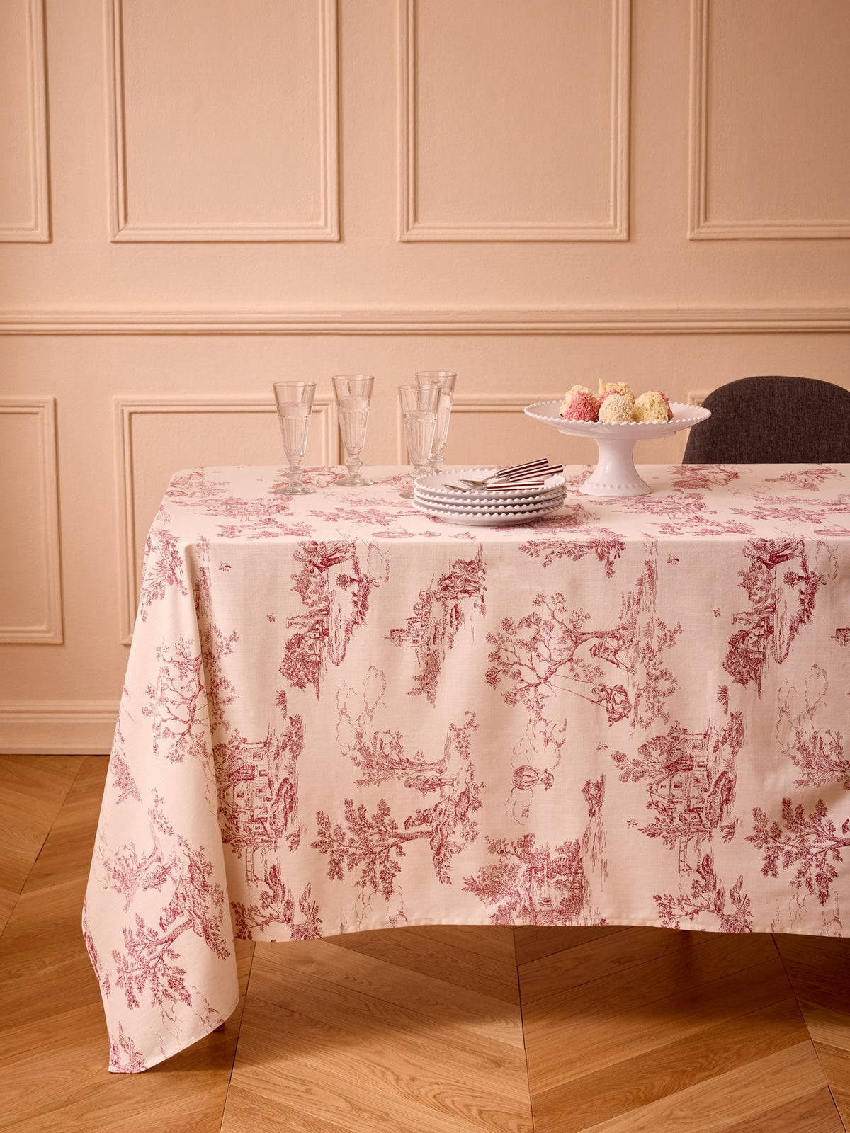 Tischdecke aus Baumwolle und Viskose im Toile-de-Jouy-Esprit