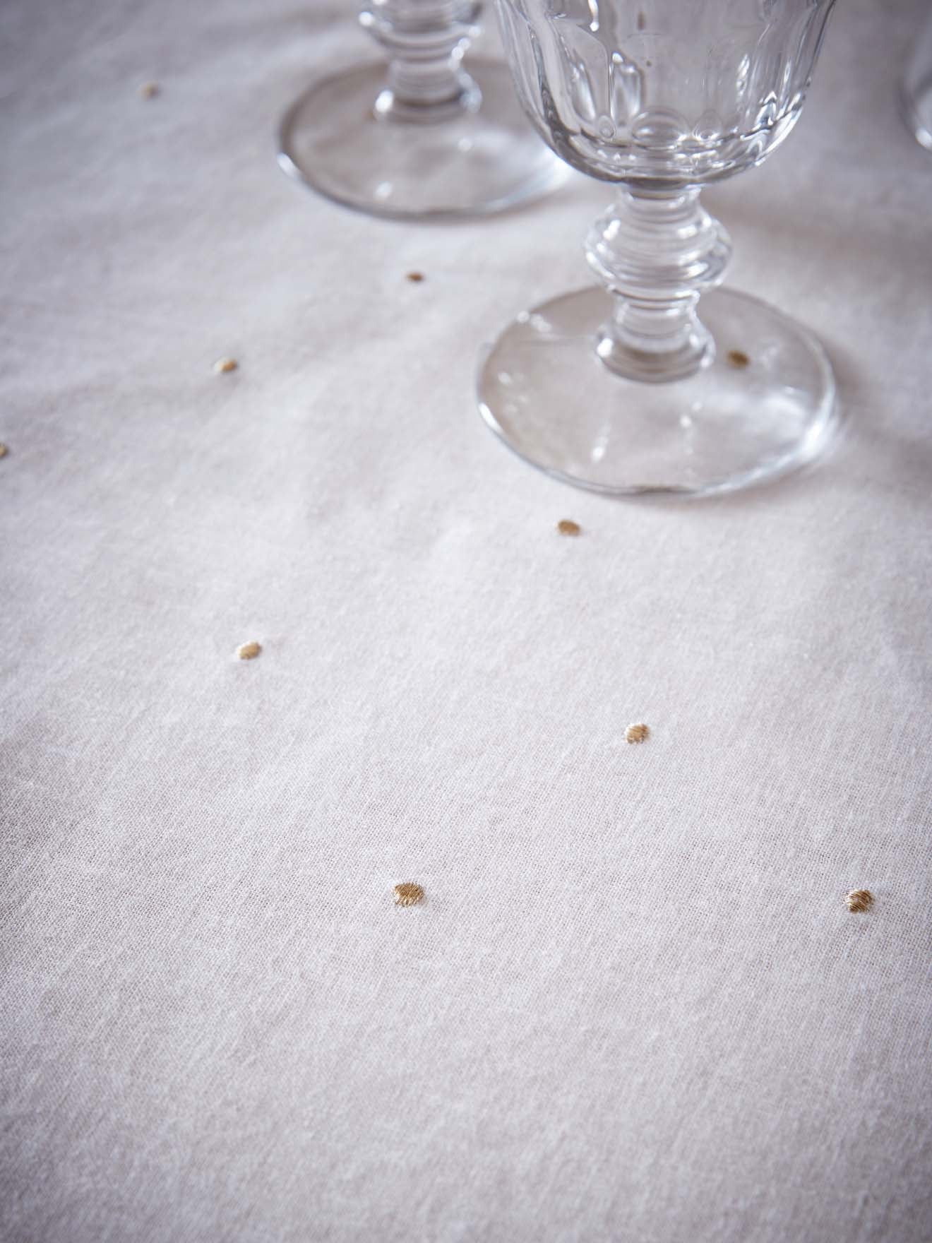 Tischdecke aus Baumwolle und Viskose mit goldfarbenen Tupfen im 4er-Set