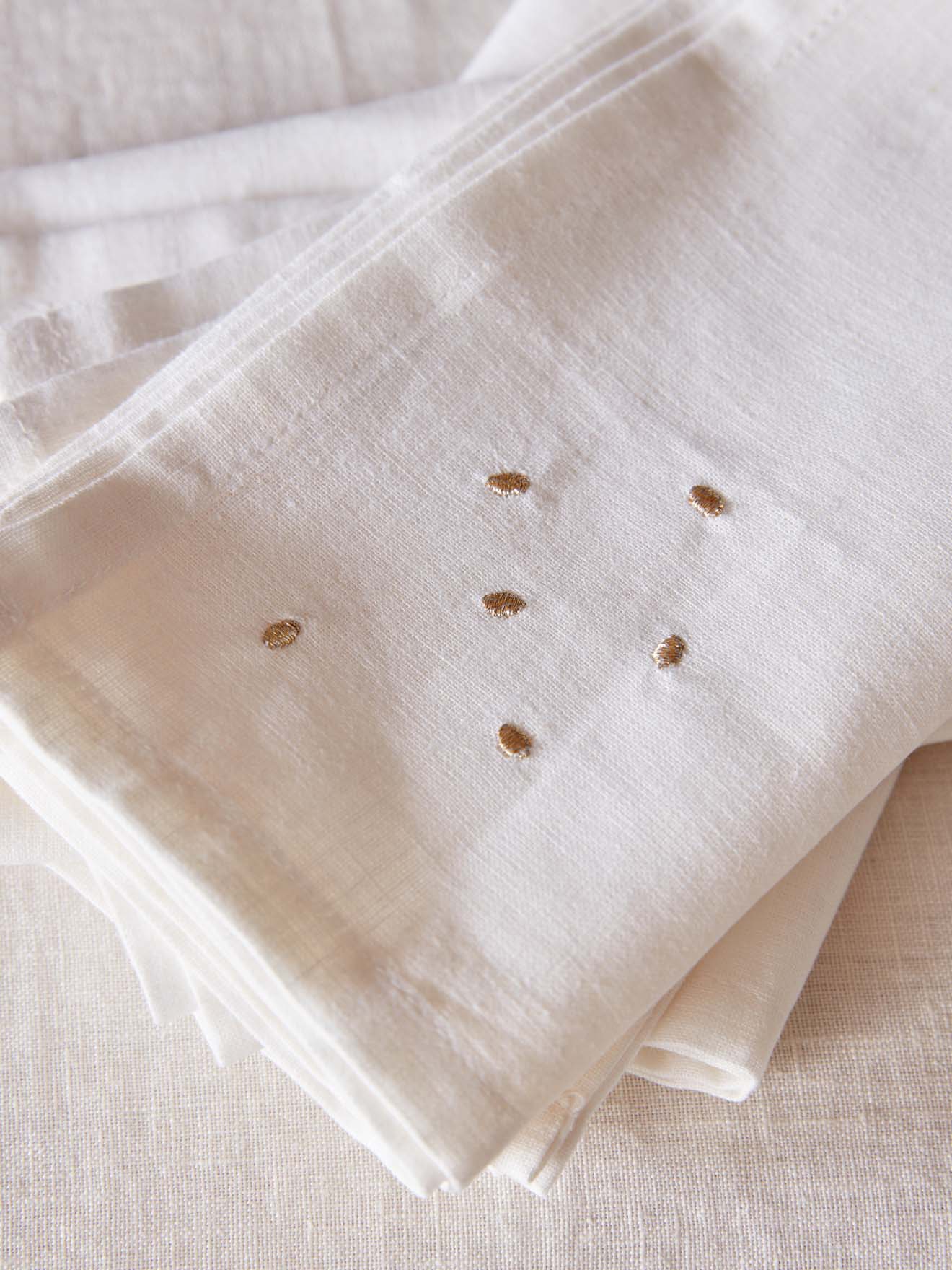 Tischdecke aus Baumwolle und Viskose mit goldfarbenen Tupfen im 4er-Set