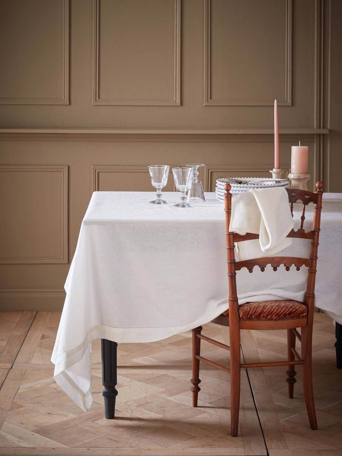 Tischdecke aus Baumwolle und Viskose mit goldfarbenen Tupfen im 4er-Set